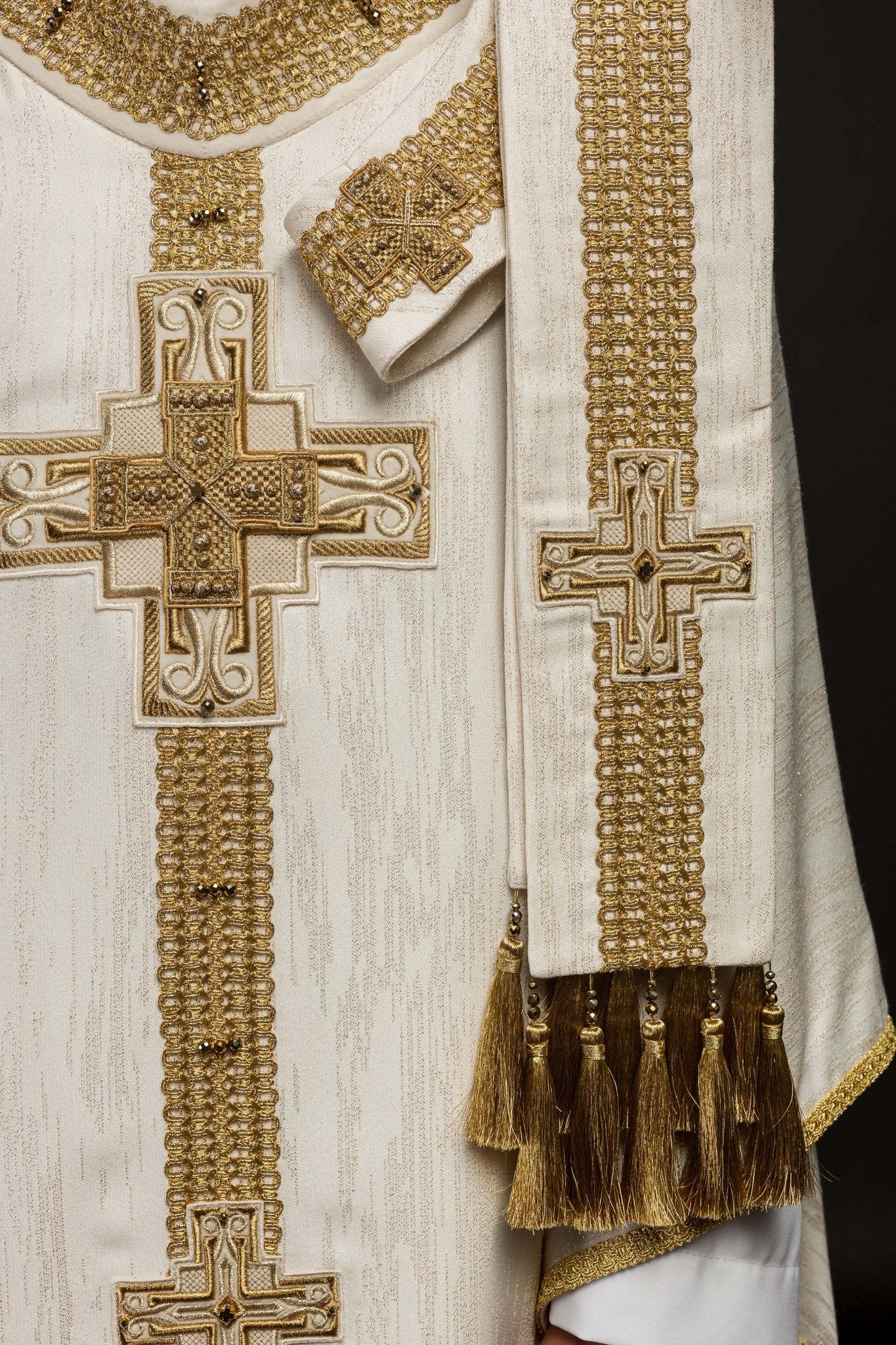 Ręcznie wykonany ornat z naturalnymi kamieniami Handmade 7015 Ecru