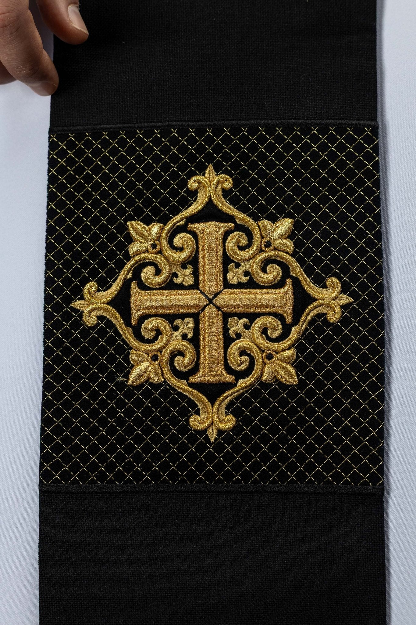 Stuła haftowana z symbolem krzyża aksamit czarna