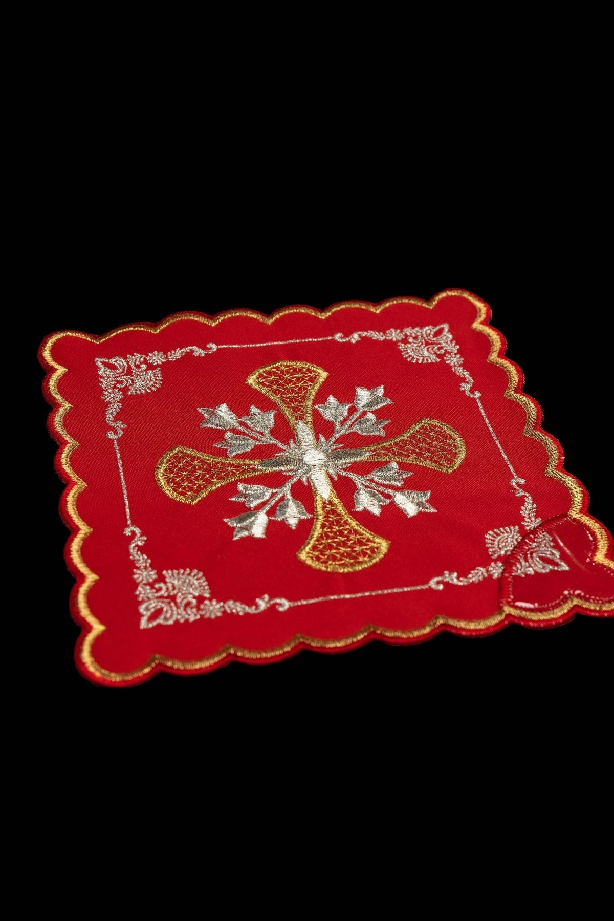 Zestaw czterech palek z haftowanym motywem krzyża z ornamentami kwiatowym