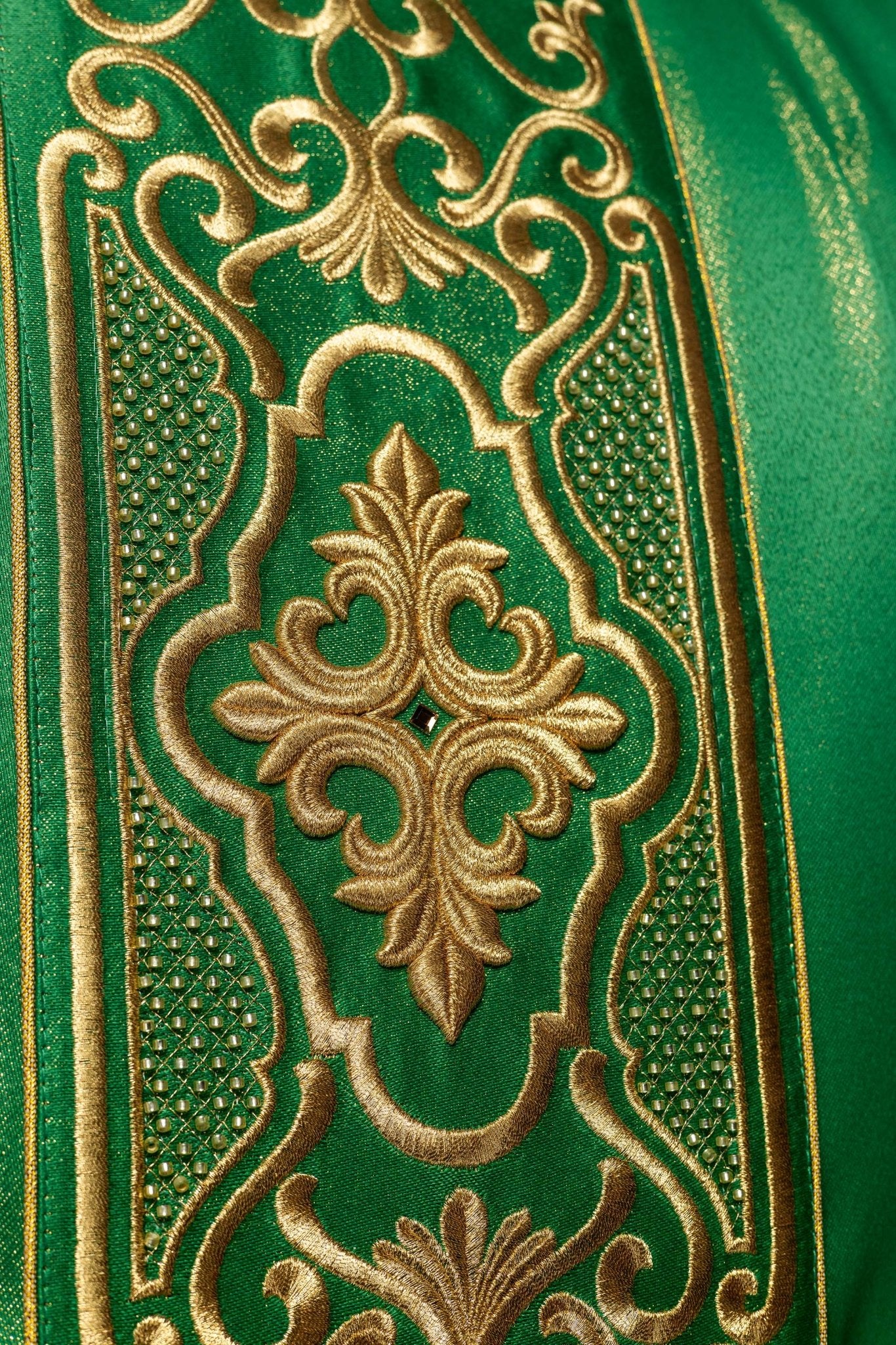 Zielony ornat bogato haftowany połyskujący