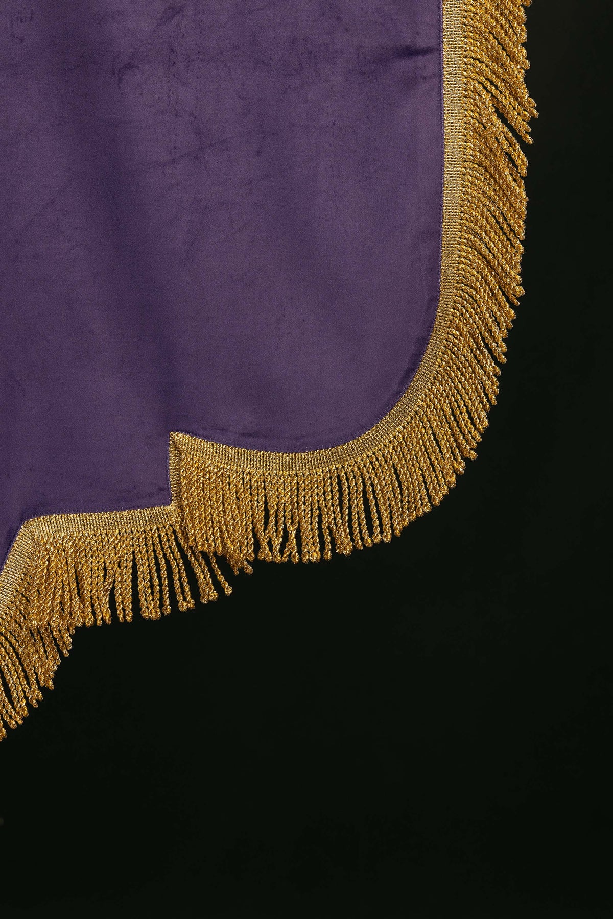 Ljubičasti procesijski barjak s motivom IHS i Pax, 80 × 130 cm