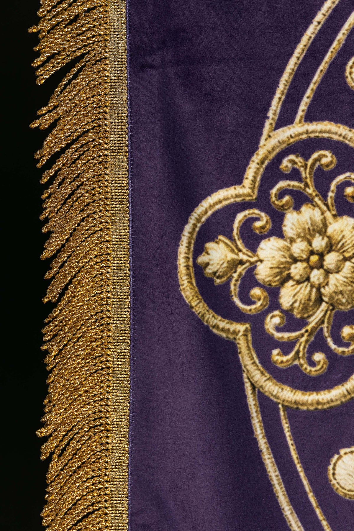 Ljubičasti procesijski barjak s motivom IHS i Pax, 80 × 130 cm