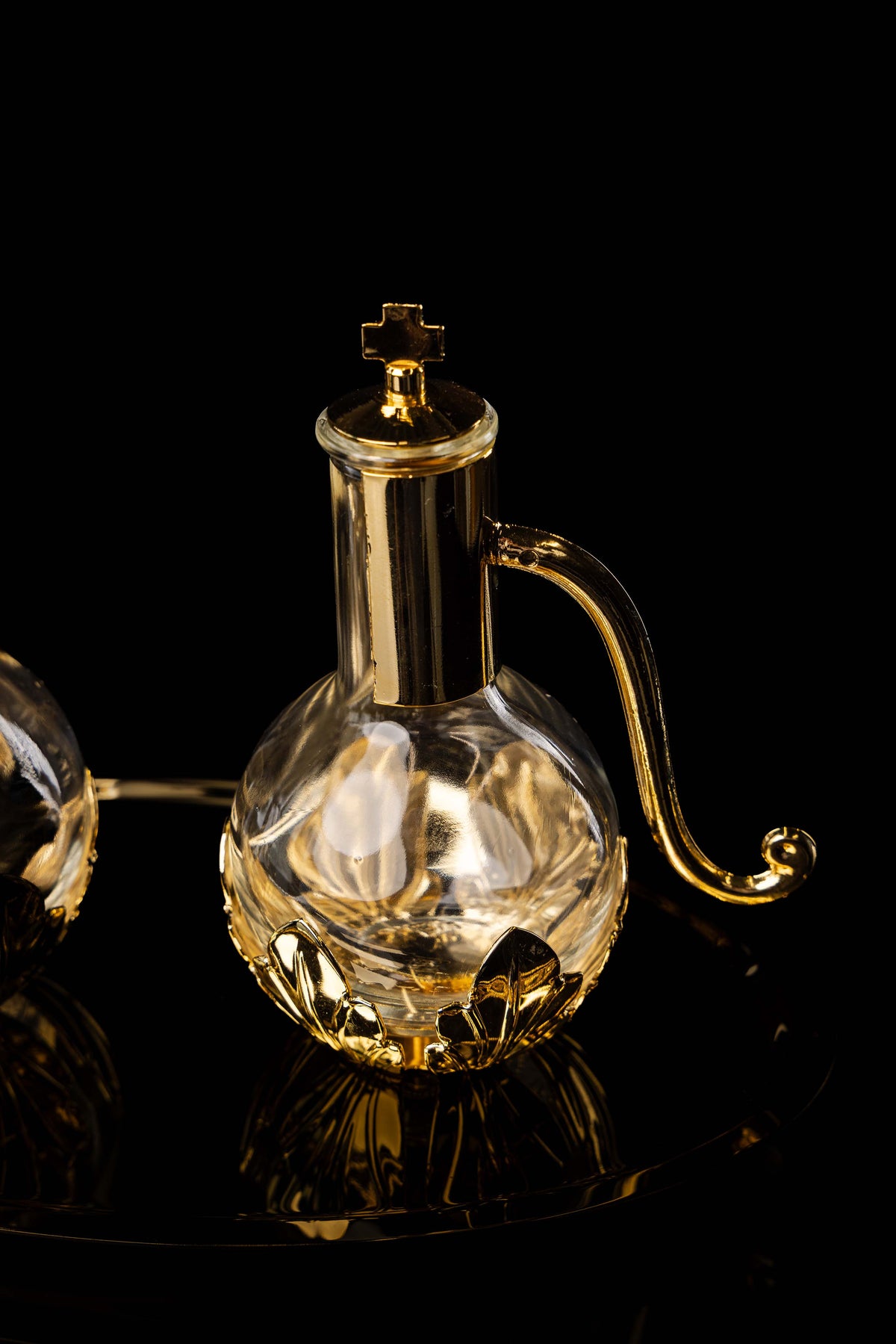 Liturgijske ampulice za vino i vodu s pozlaćenom metalnom pliticom