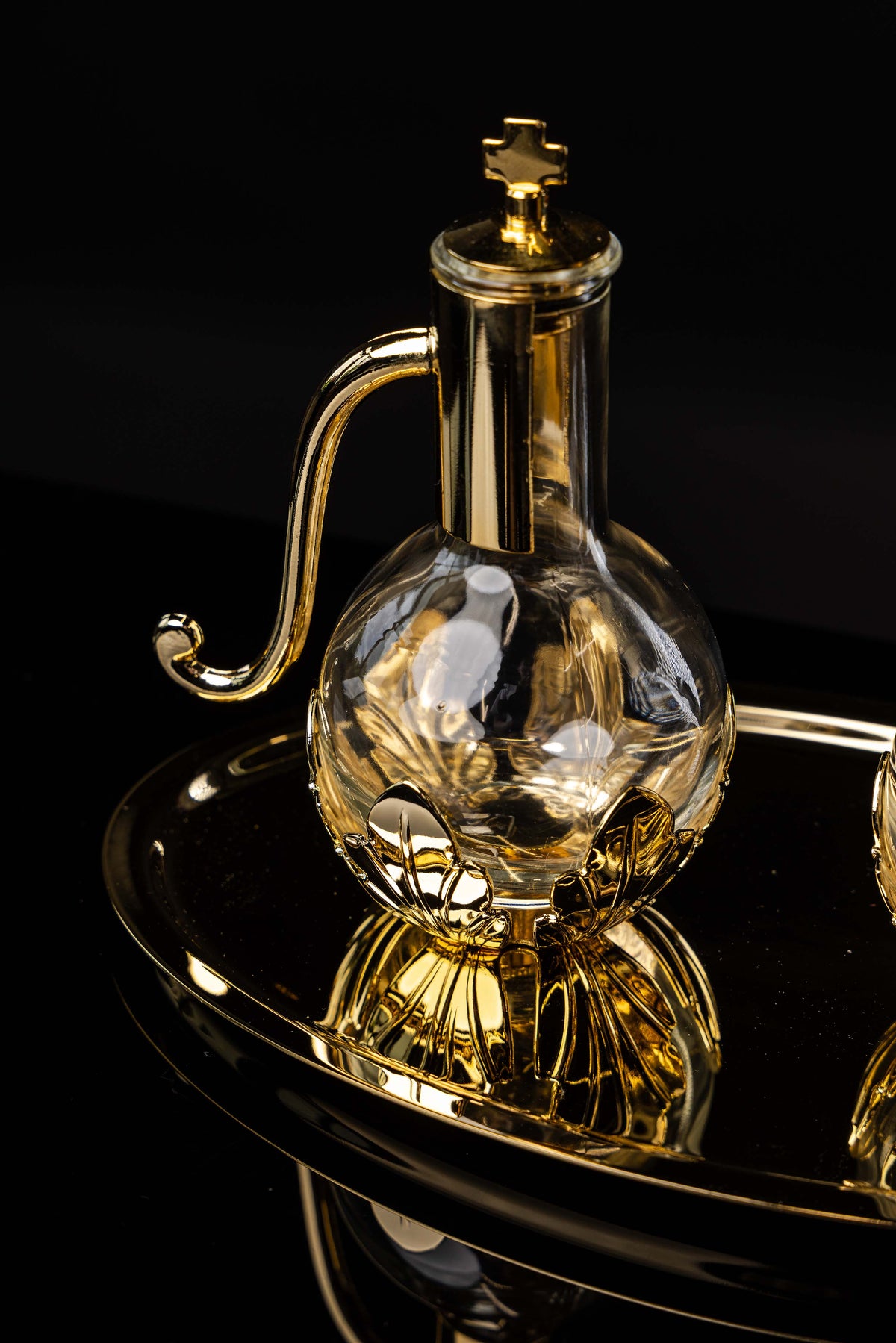 Liturgijske ampulice za vino i vodu s pozlaćenom metalnom pliticom
