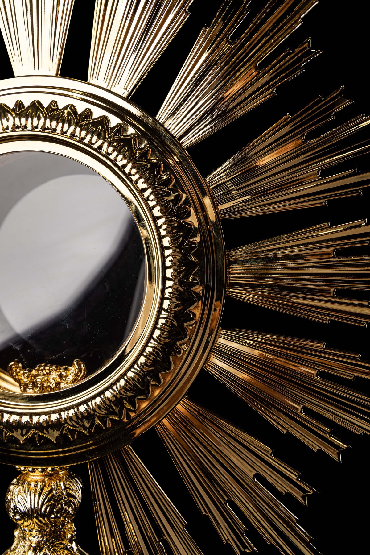 Monstrancja liturgiczna, zbliżenie na pozłacaną obręcz i promienie glorii