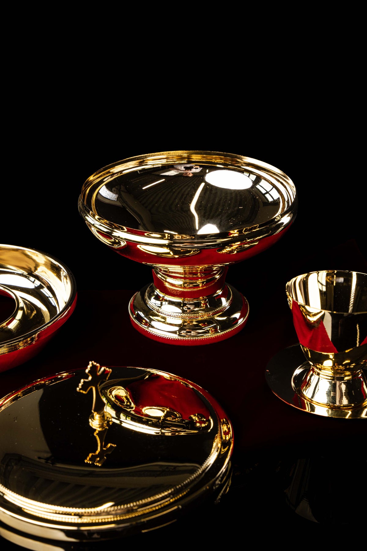 Kielich liturgiczny na czerwonym welonie