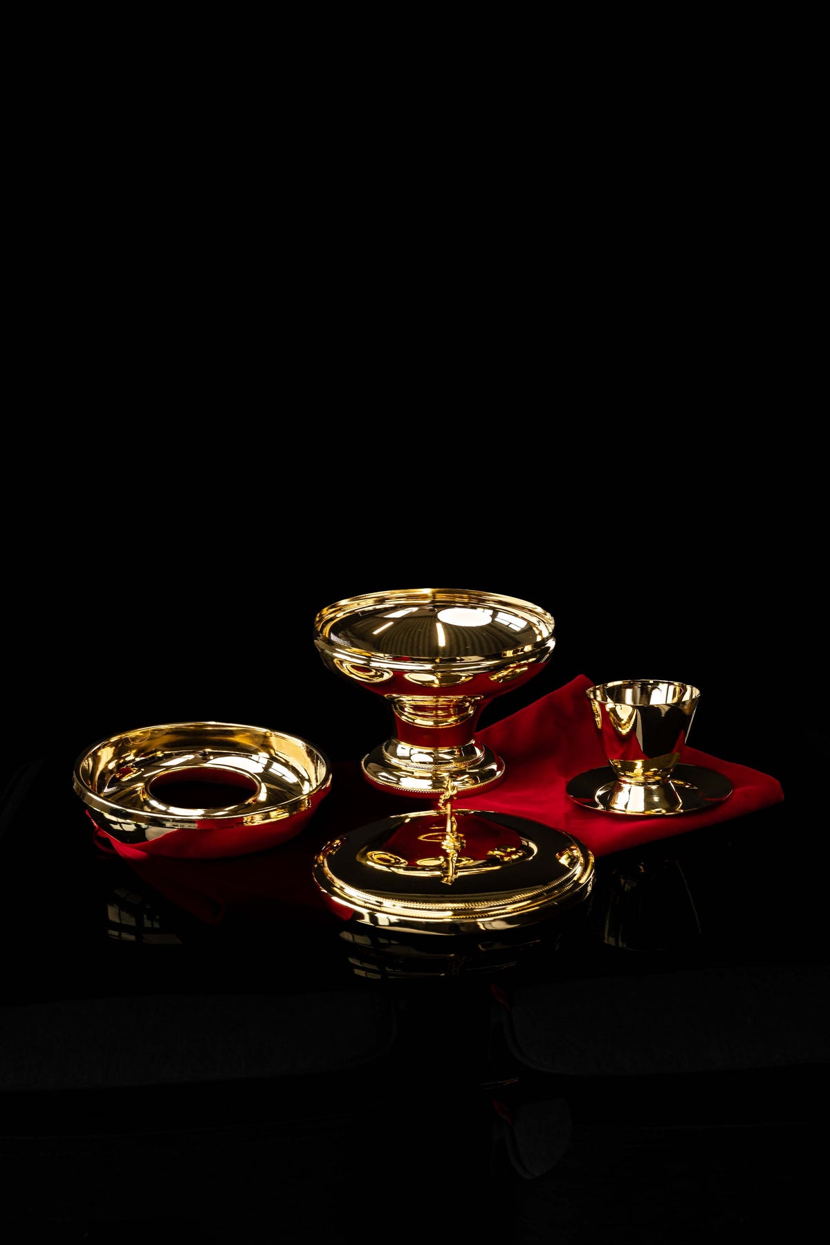Puszka liturgiczna pod dwoma postaciami, szczegół nóżki i szerokiej podstawy