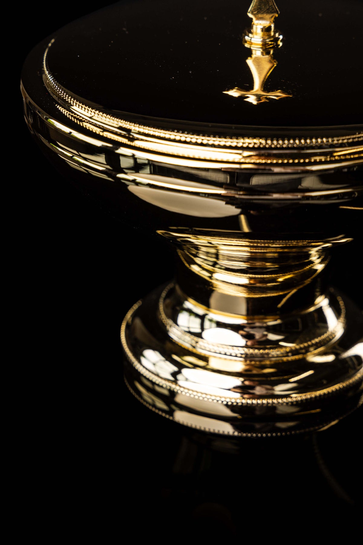 Puszka liturgiczna pod dwoma postaciami, zbliżenie na zdobioną krawędź pokrywy i podstawę