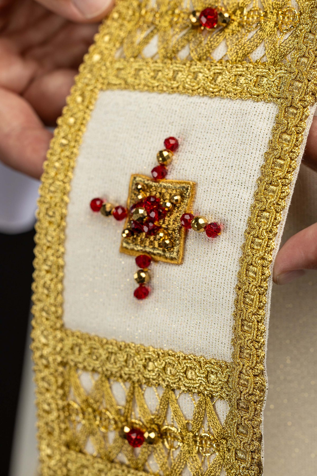 Ručno izrađen ornat s prirodnim kamenjem Handmade 7005