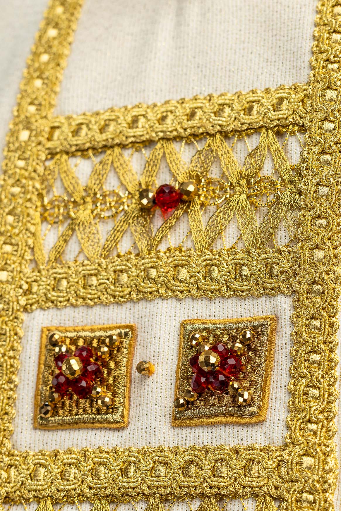 Ručno izrađen ornat s prirodnim kamenjem Handmade 7005