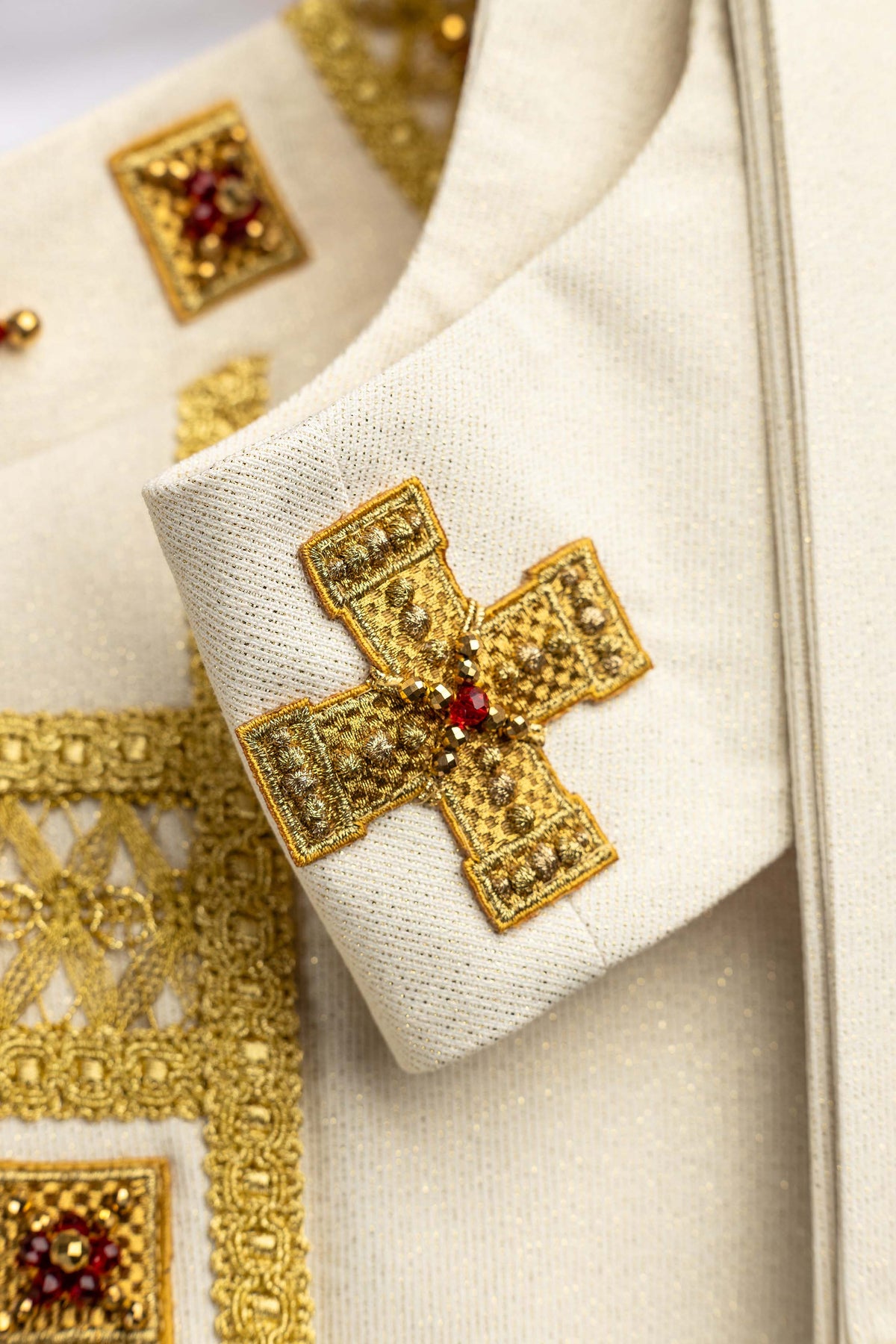 Ručno izrađen ornat s prirodnim kamenjem Handmade 7005