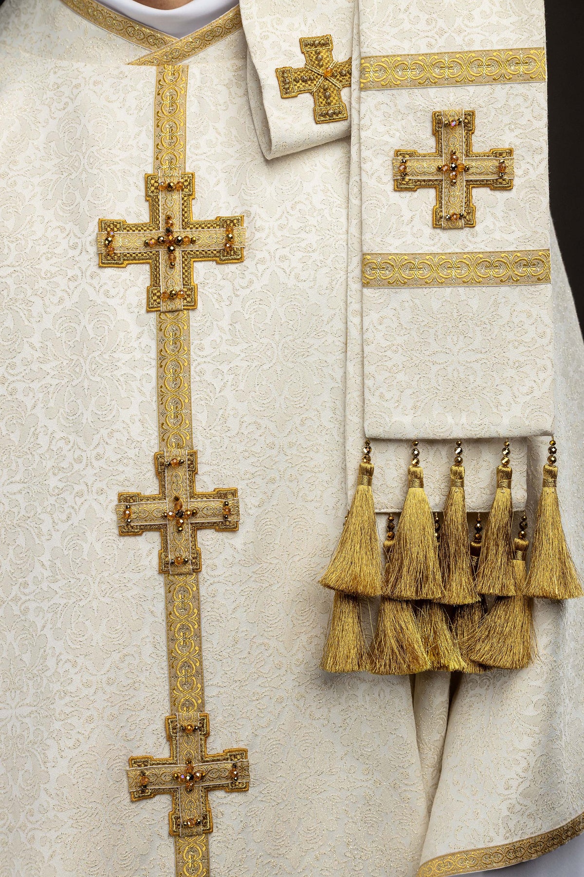 Ručno izrađen ornat s prirodnim kamenjem Handmade 7007