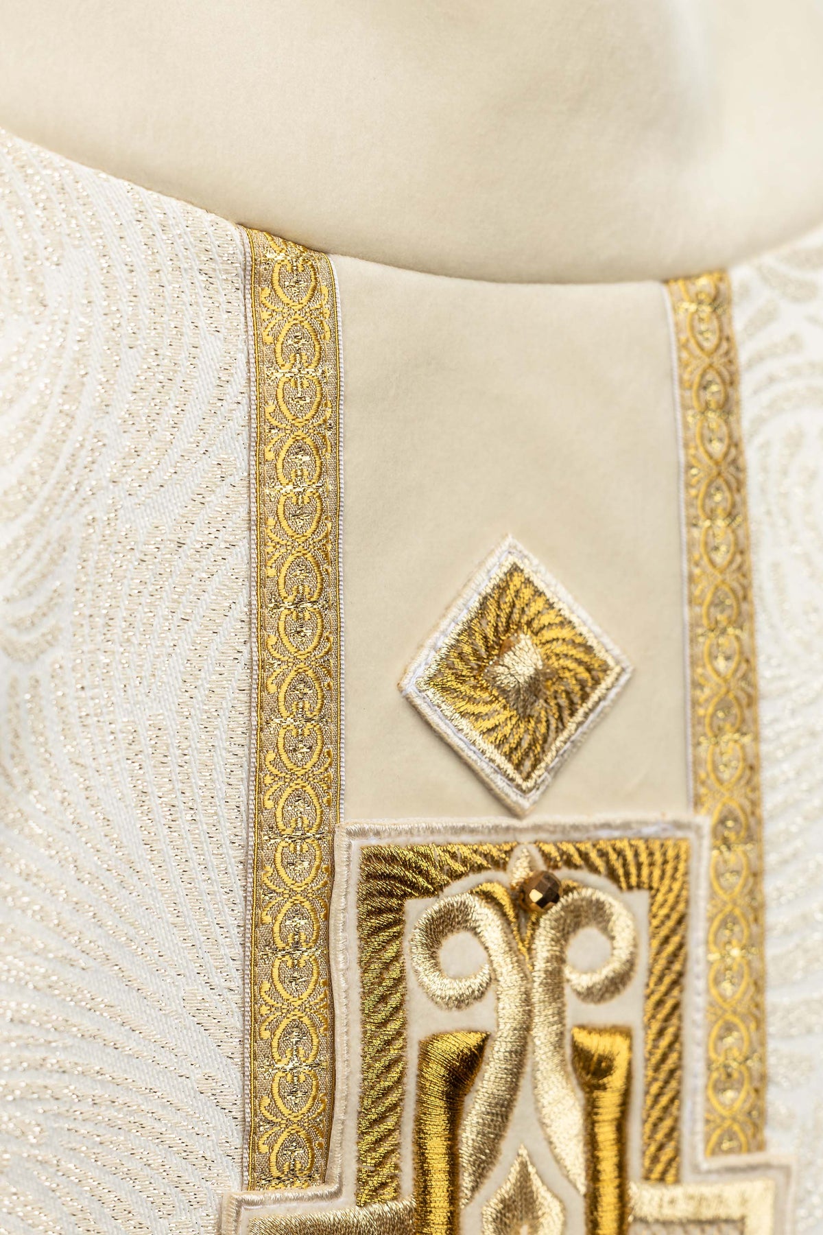 Ručno izrađen ornat s prirodnim kamenjem Handmade 7012