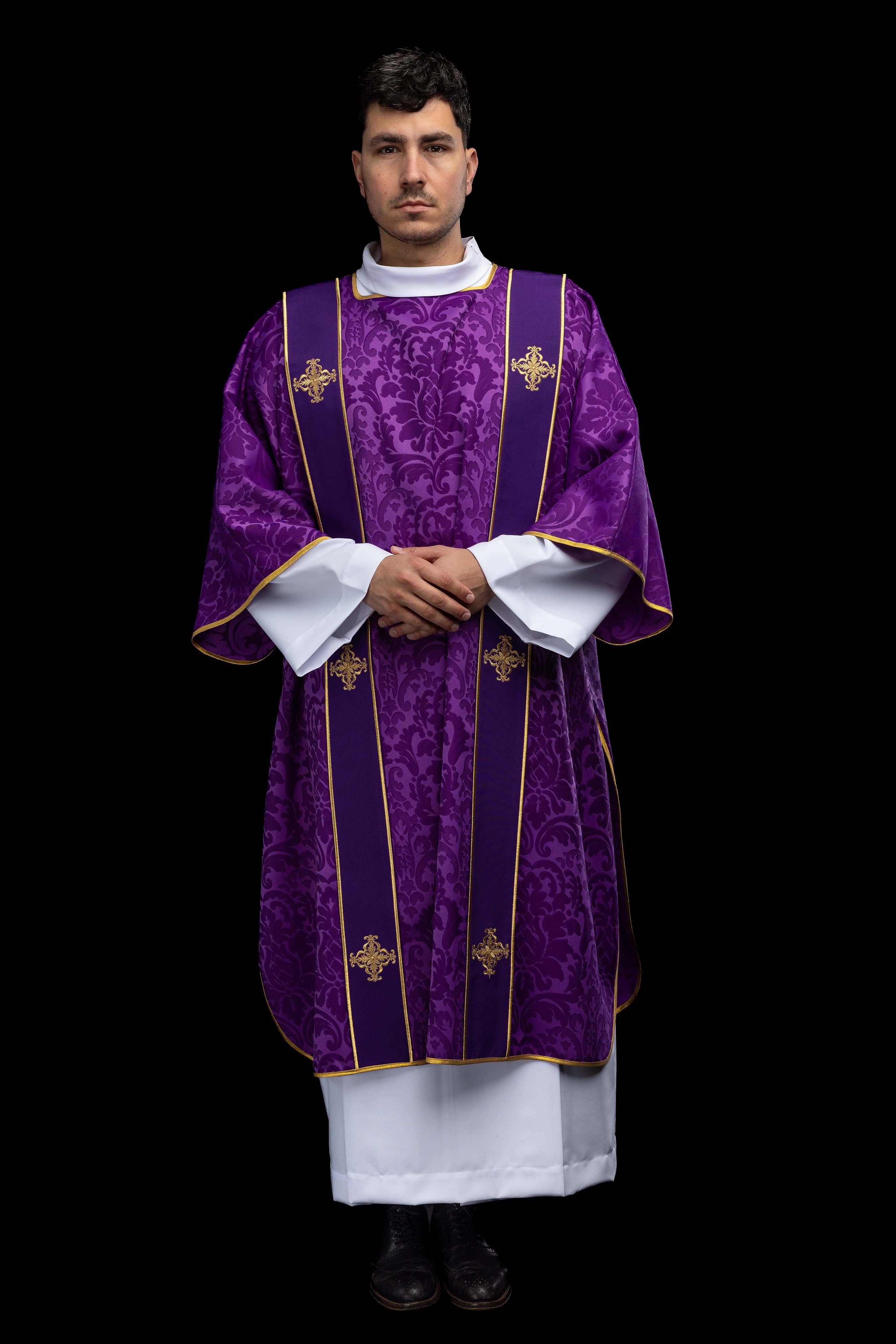 Dalmatyka s prugama i izvezenim zlatnim križevima na ecru žakardu