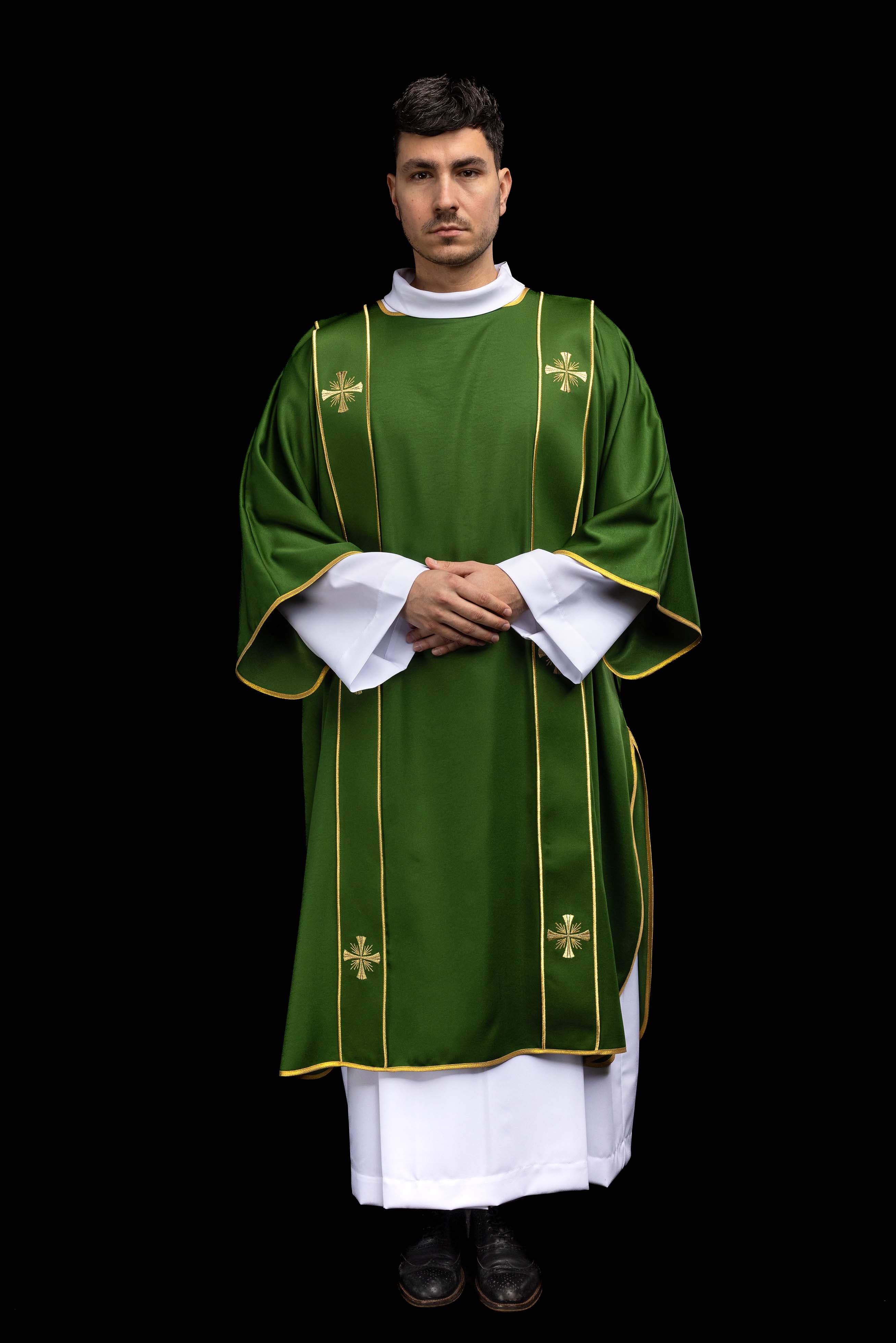Dalmatyka z pasami i haftowanymi złotymi krzyżami zielona - ORNATY.PL