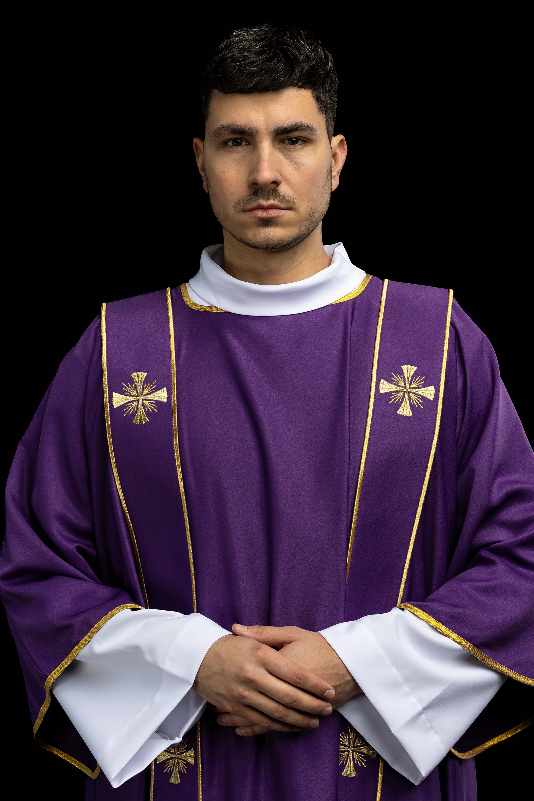 Dalmatyka z pasami i haftowanymi złotymi krzyżami fioletowa - ORNATY.PL