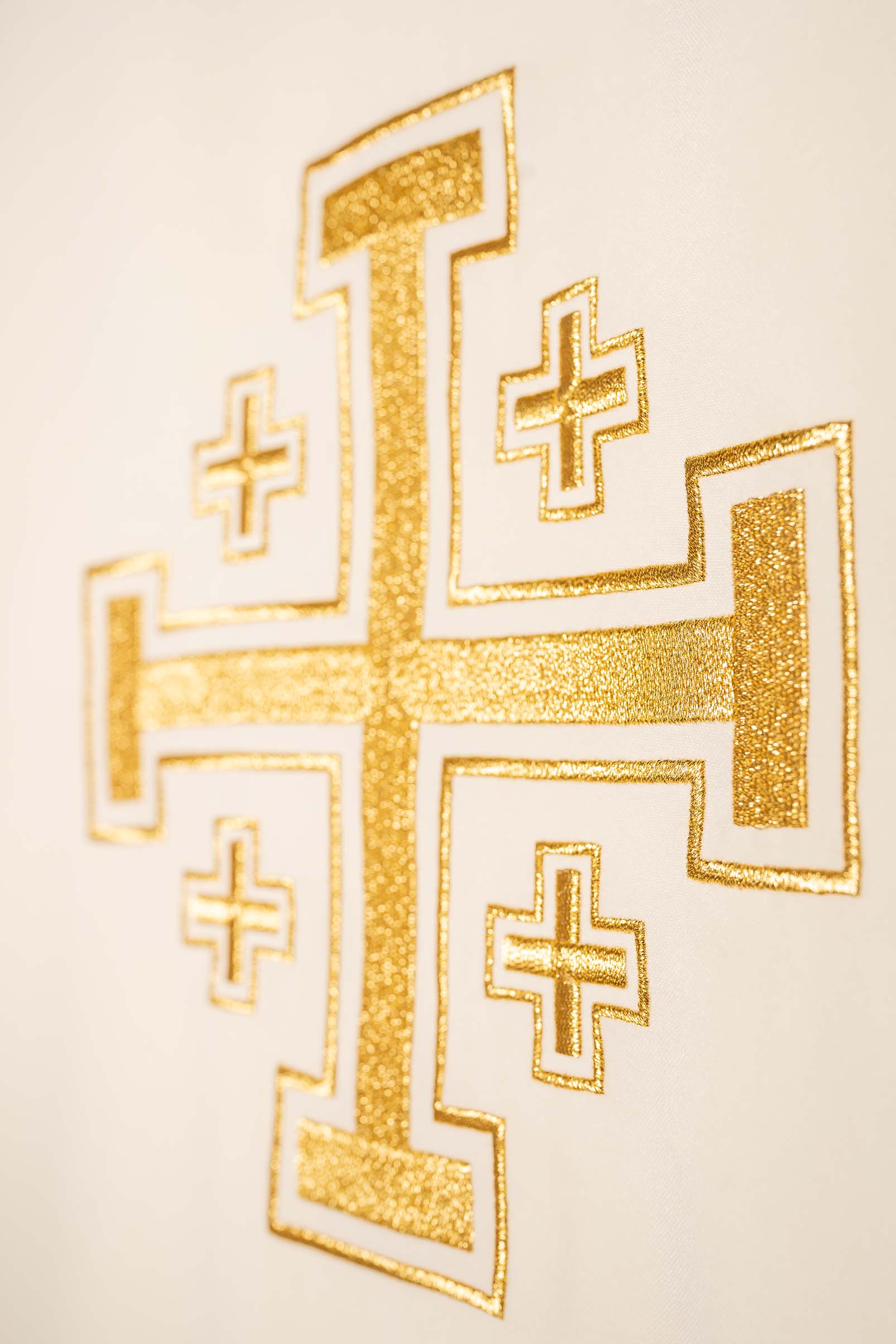 Ecru ornat haftowany z motywem krzyża - ORNATY.PL