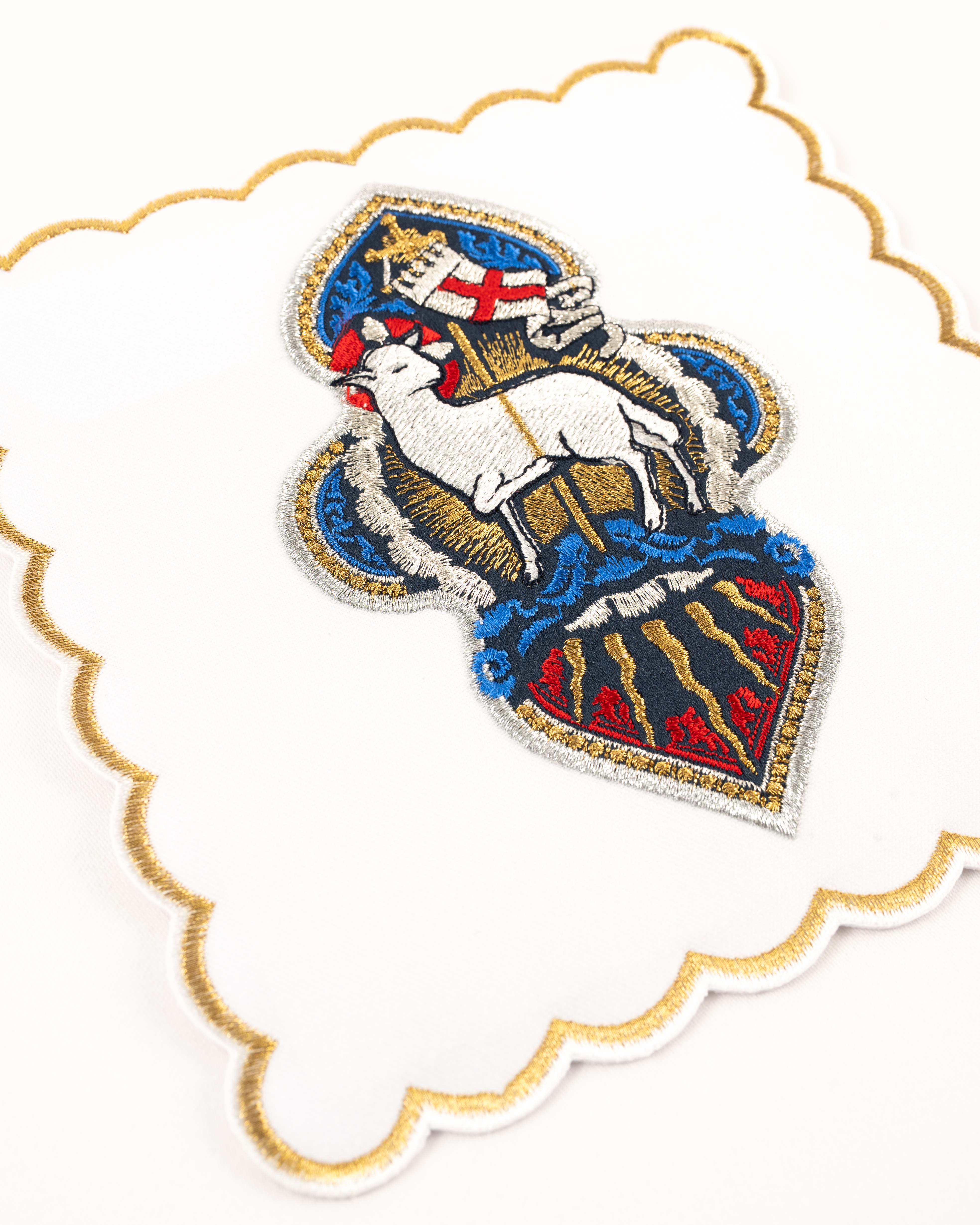 Vezeni košarasti donji rublje za Uskrs s janjcem