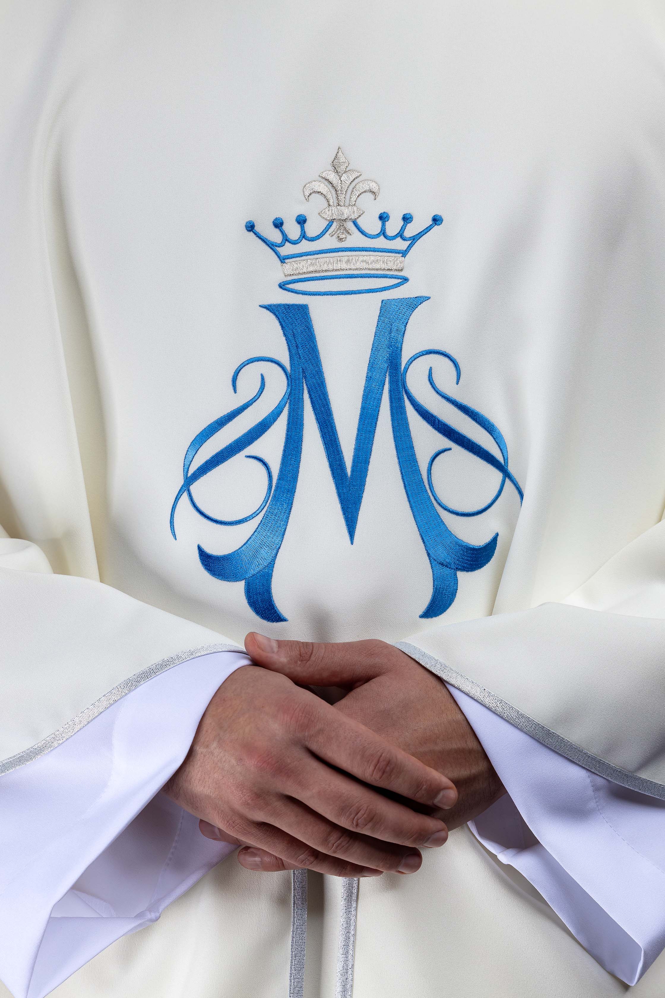 Ornat haftowany z motywem Maryjnym ecru - ORNATY.PL