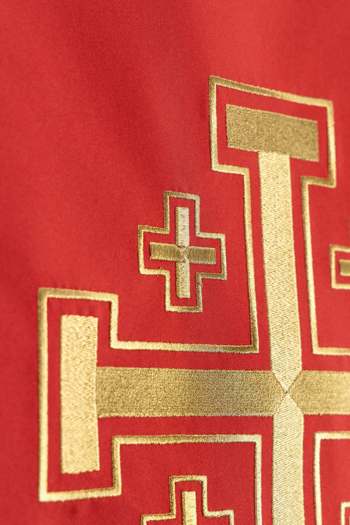 Bijela stolnjak za lektorij izvezena motivom križa i IHS
