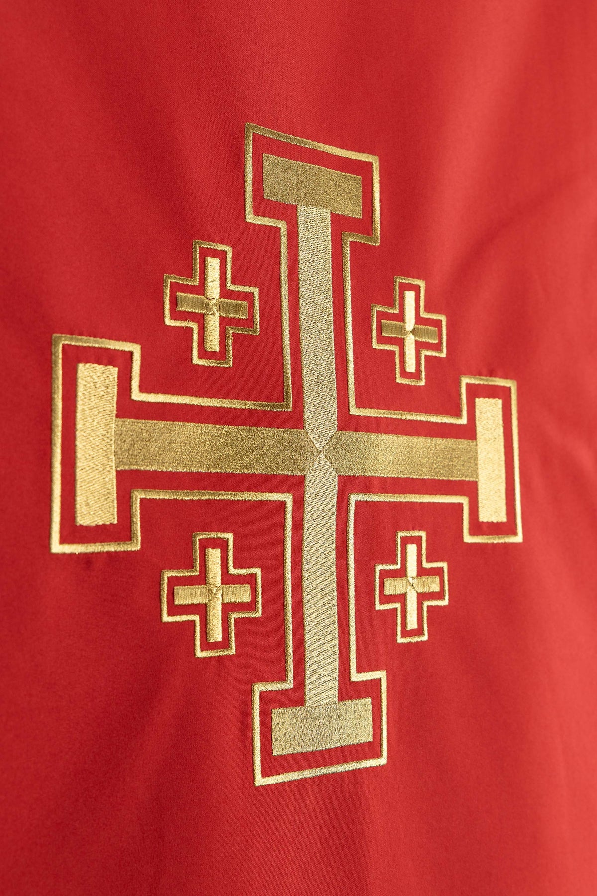 Bijela stolnjak za lektorij izvezena motivom križa i IHS