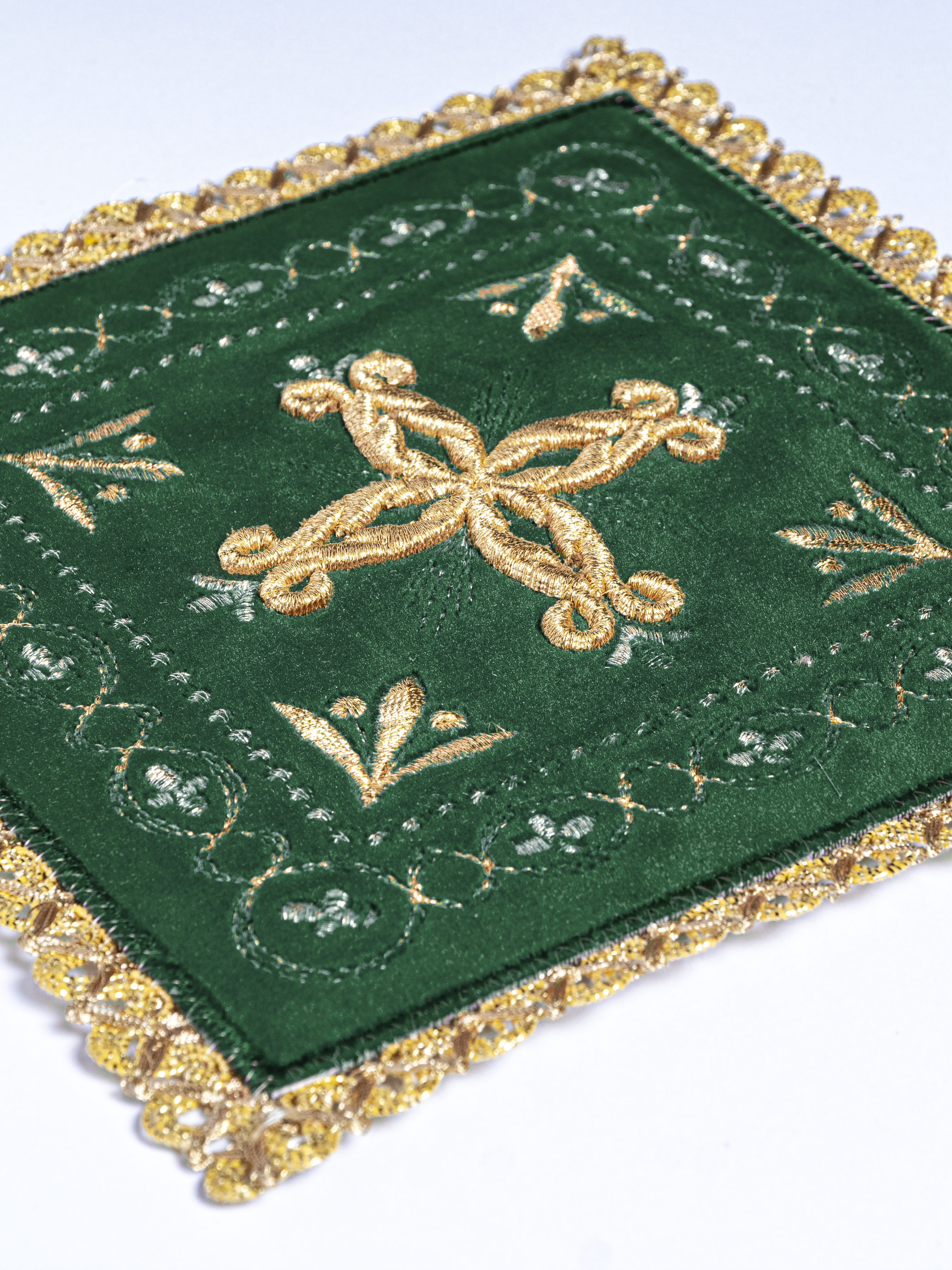 Liturgijsko rublje kaleža od lana sa zlatnim vezom