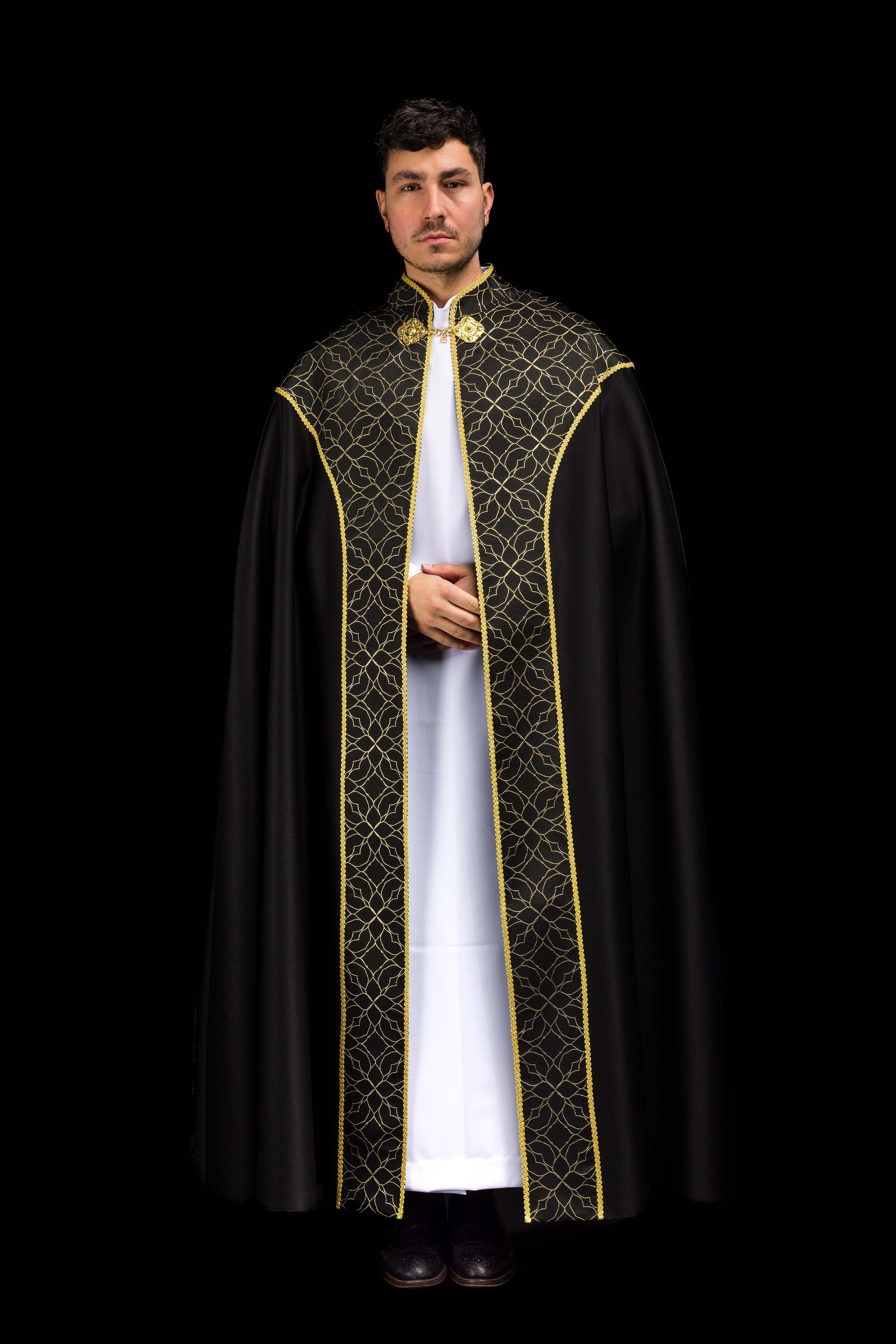 Kapa vezenim ukrasom od crnog žakard tkanja