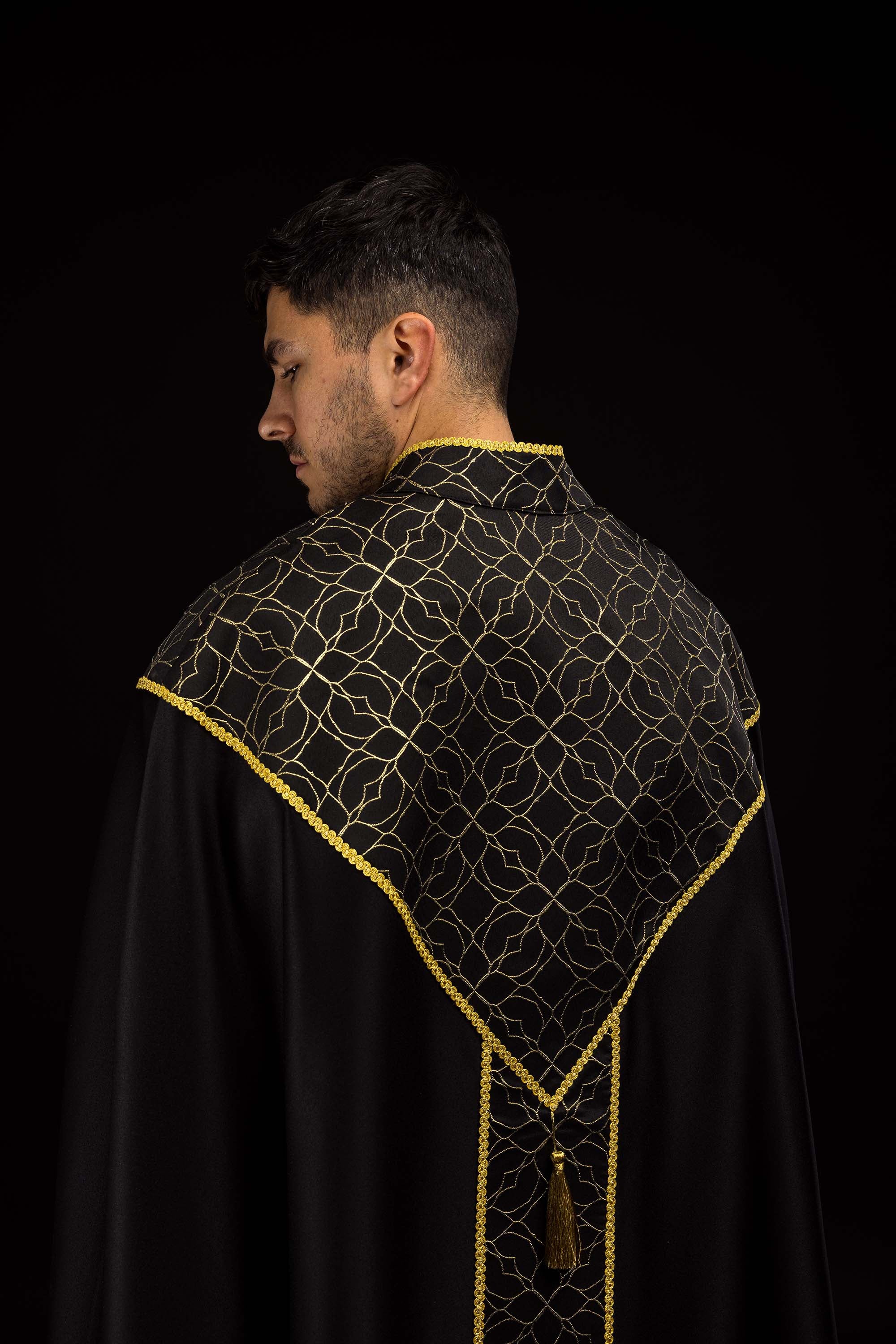 Kapa vezenim ukrasom od crnog žakard tkanja