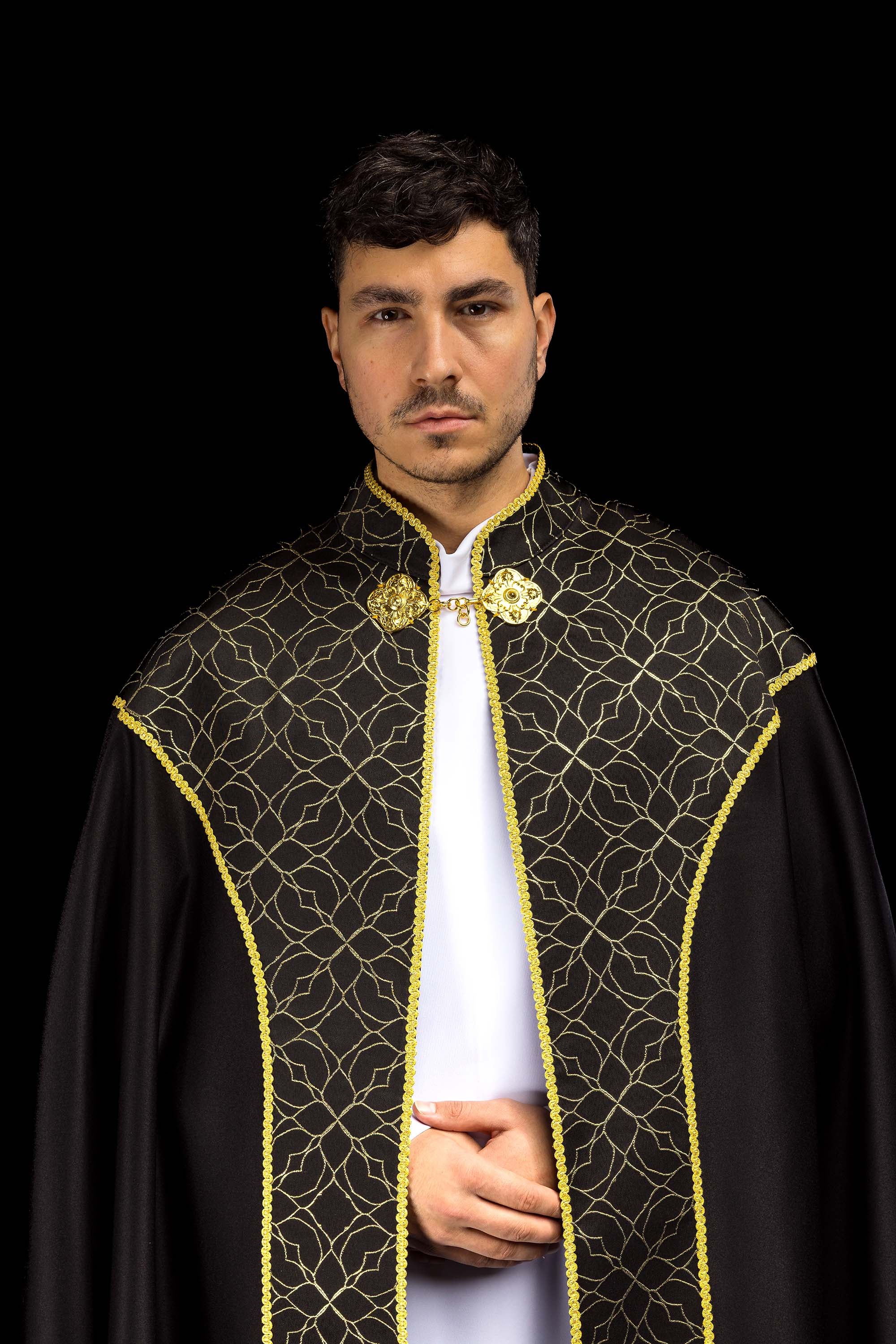 Kapa vezenim ukrasom od crnog žakard tkanja