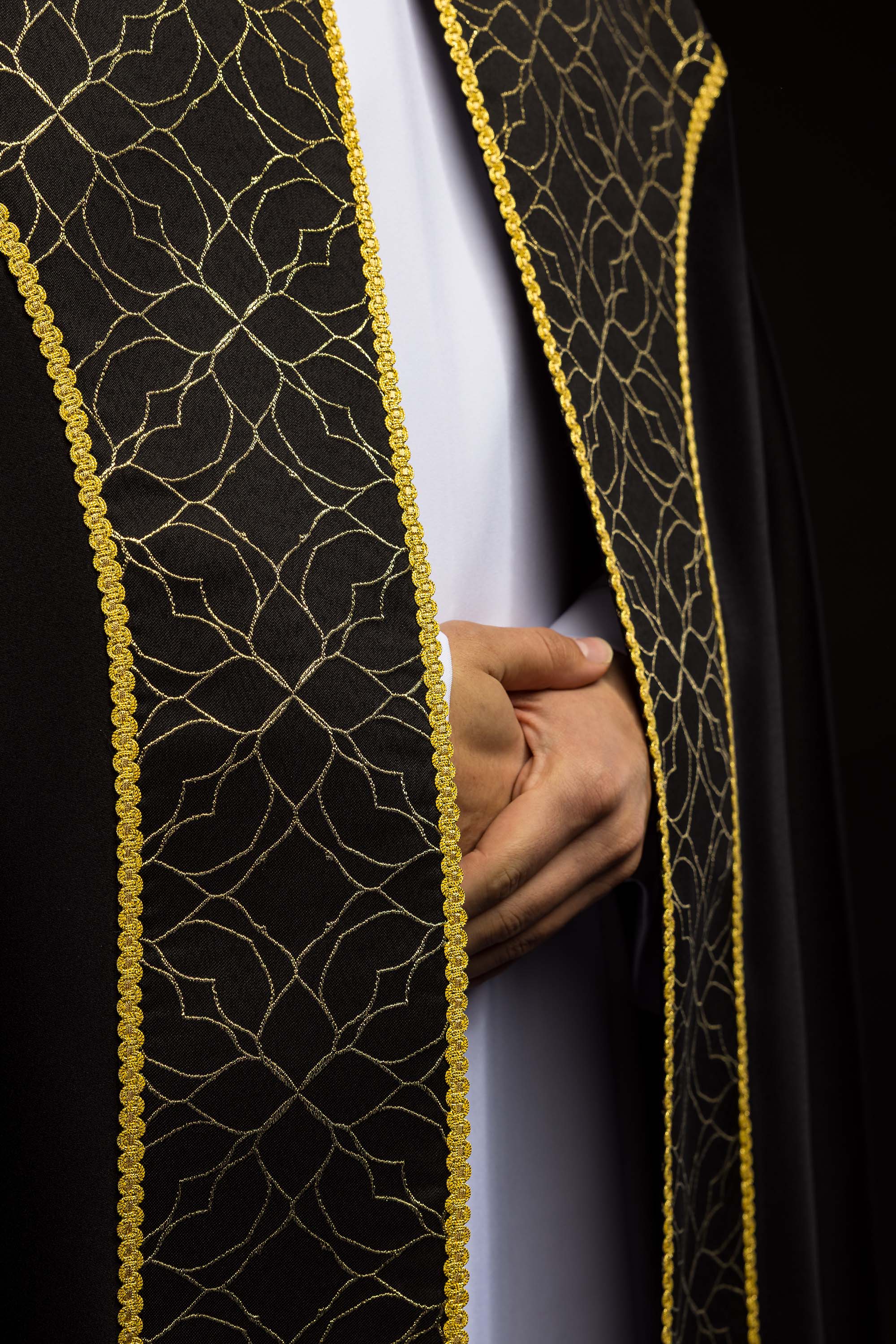 Kapa vezenim ukrasom od crnog žakard tkanja