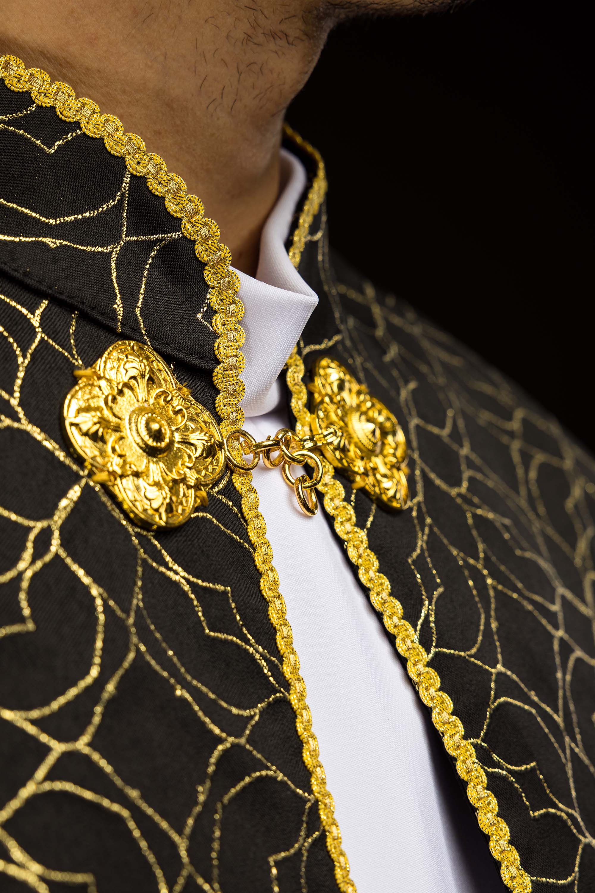 Kapa vezenim ukrasom od crnog žakard tkanja