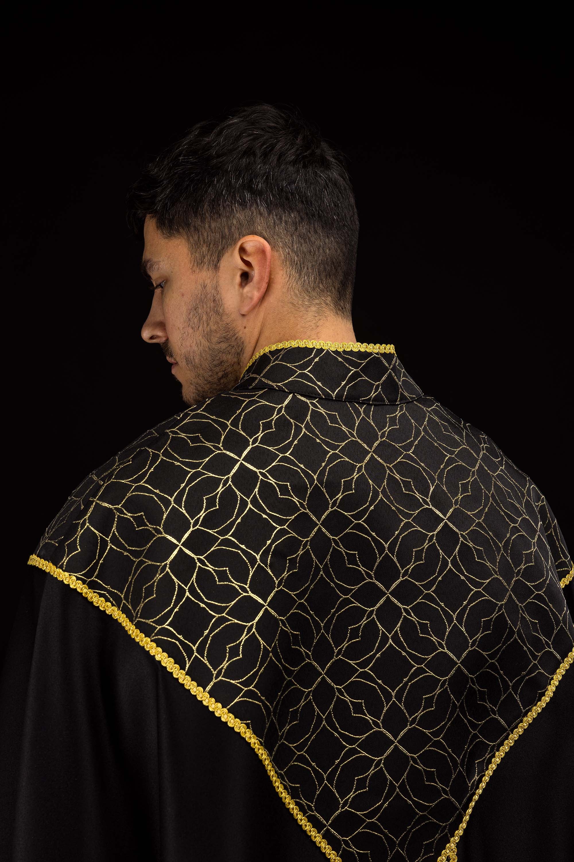 Kapa vezenim ukrasom od crnog žakard tkanja