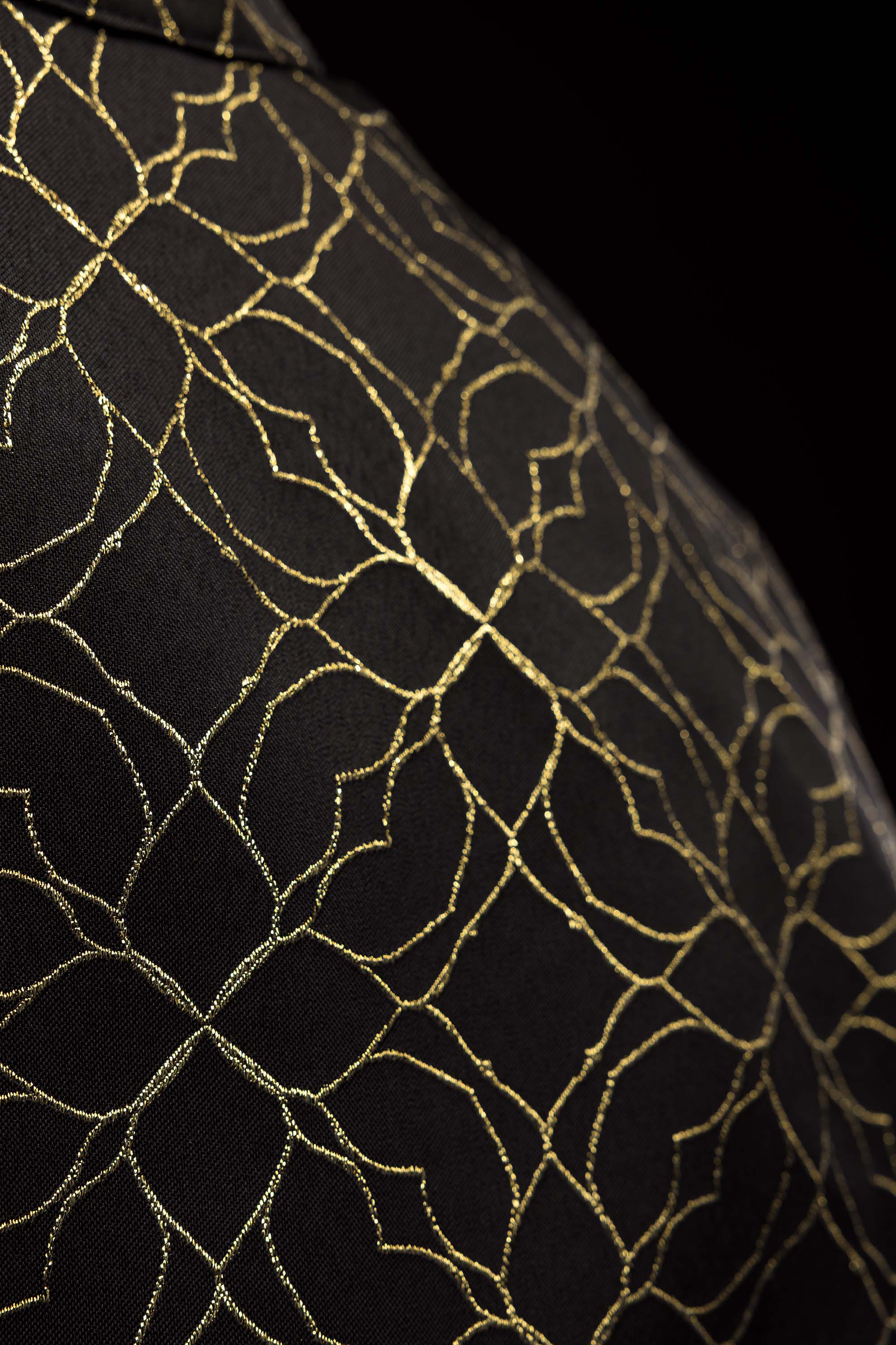 Kapa vezenim ukrasom od crnog žakard tkanja