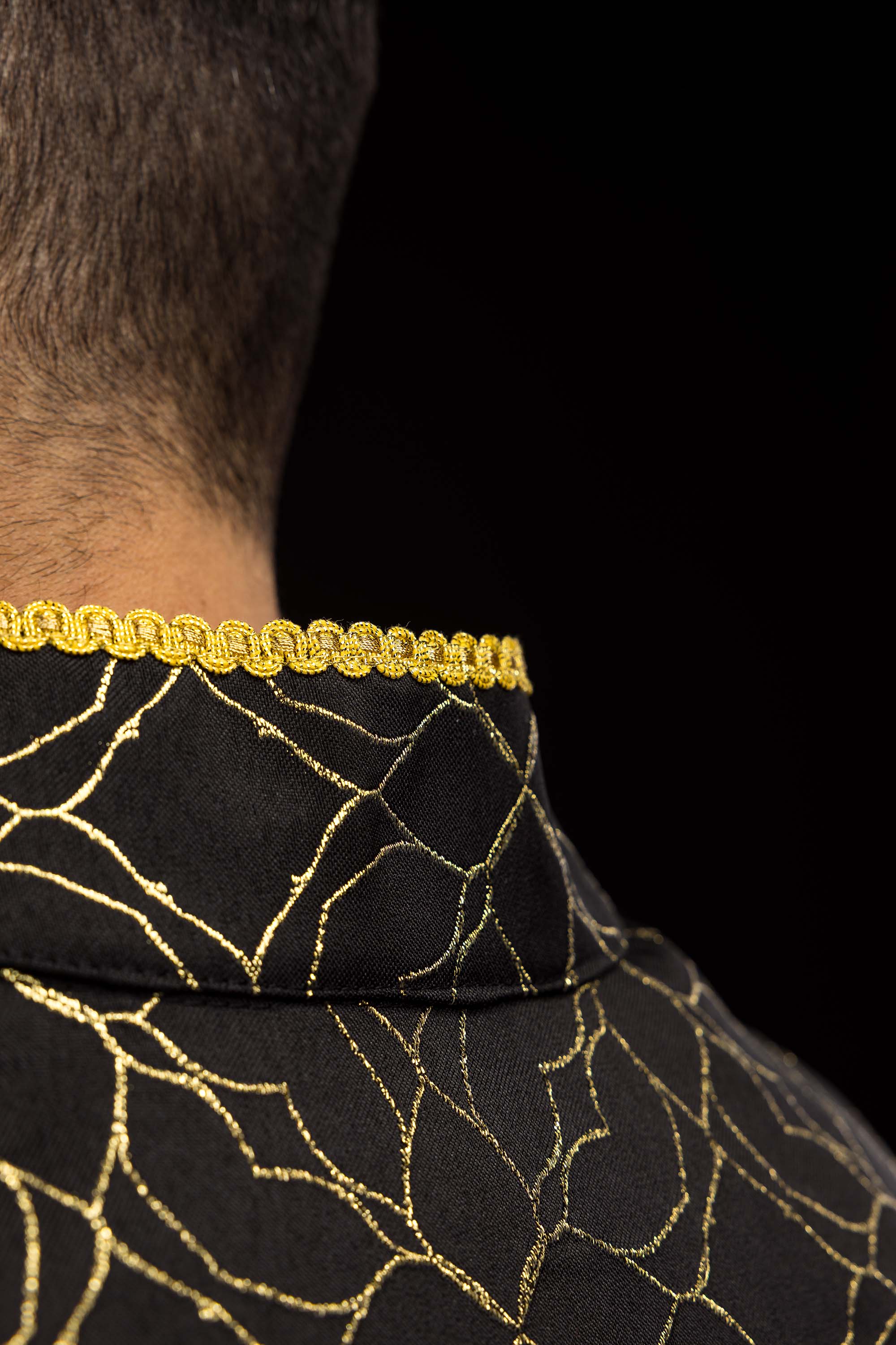 Kapa vezenim ukrasom od crnog žakard tkanja