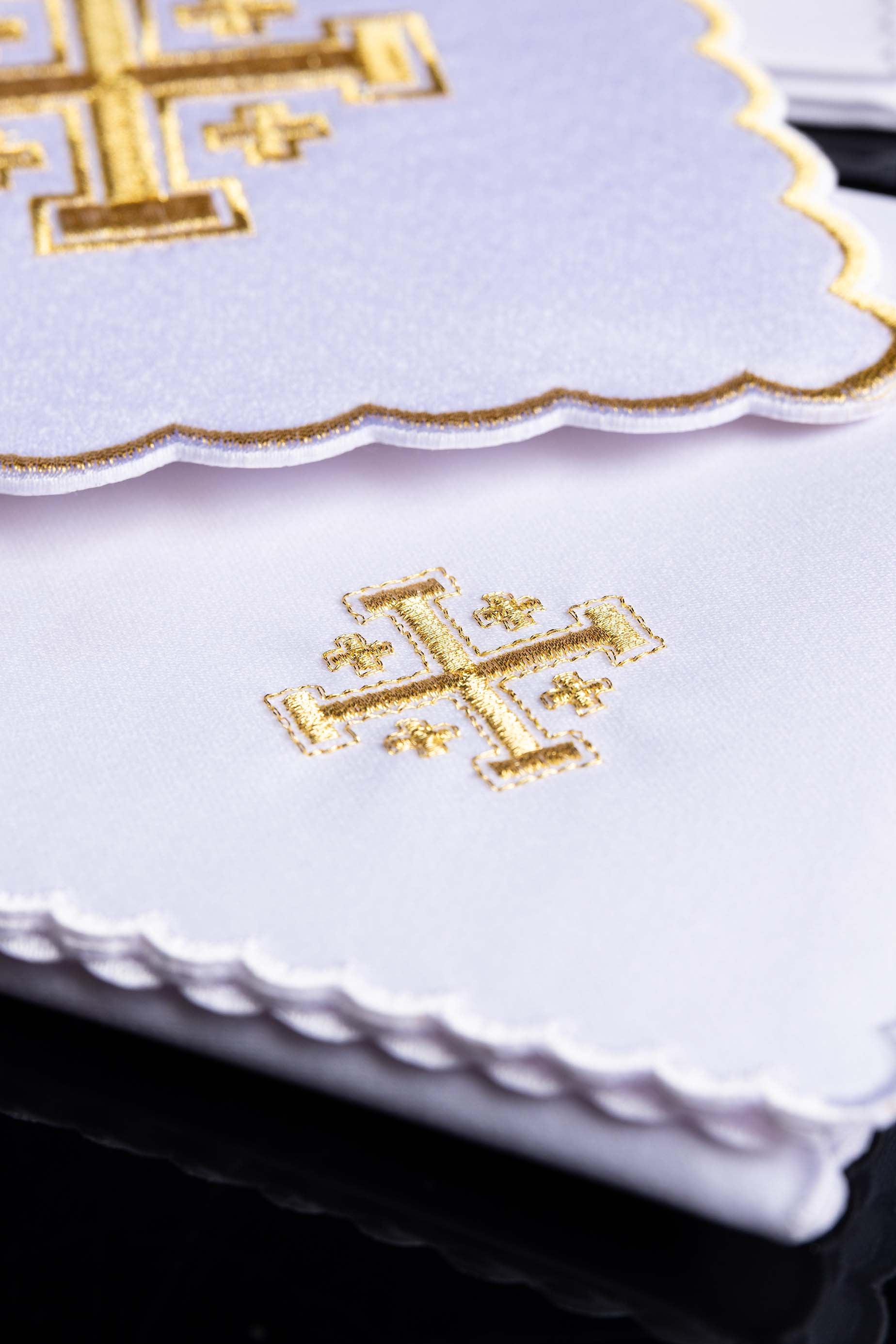 komplet kielichowy z haftem krzyża biały