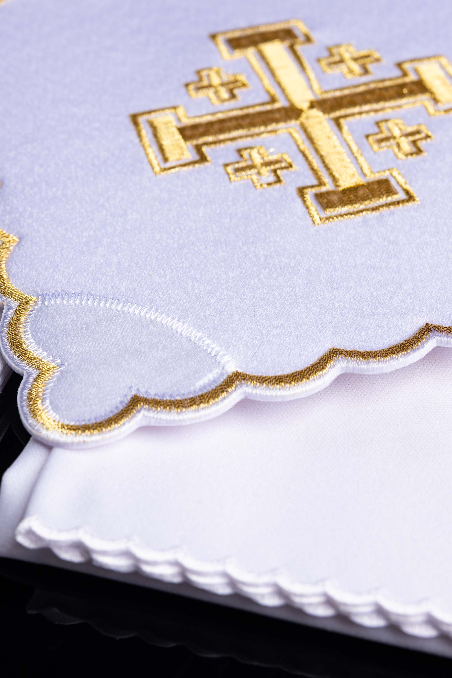 komplet kielichowy z haftem krzyża biały