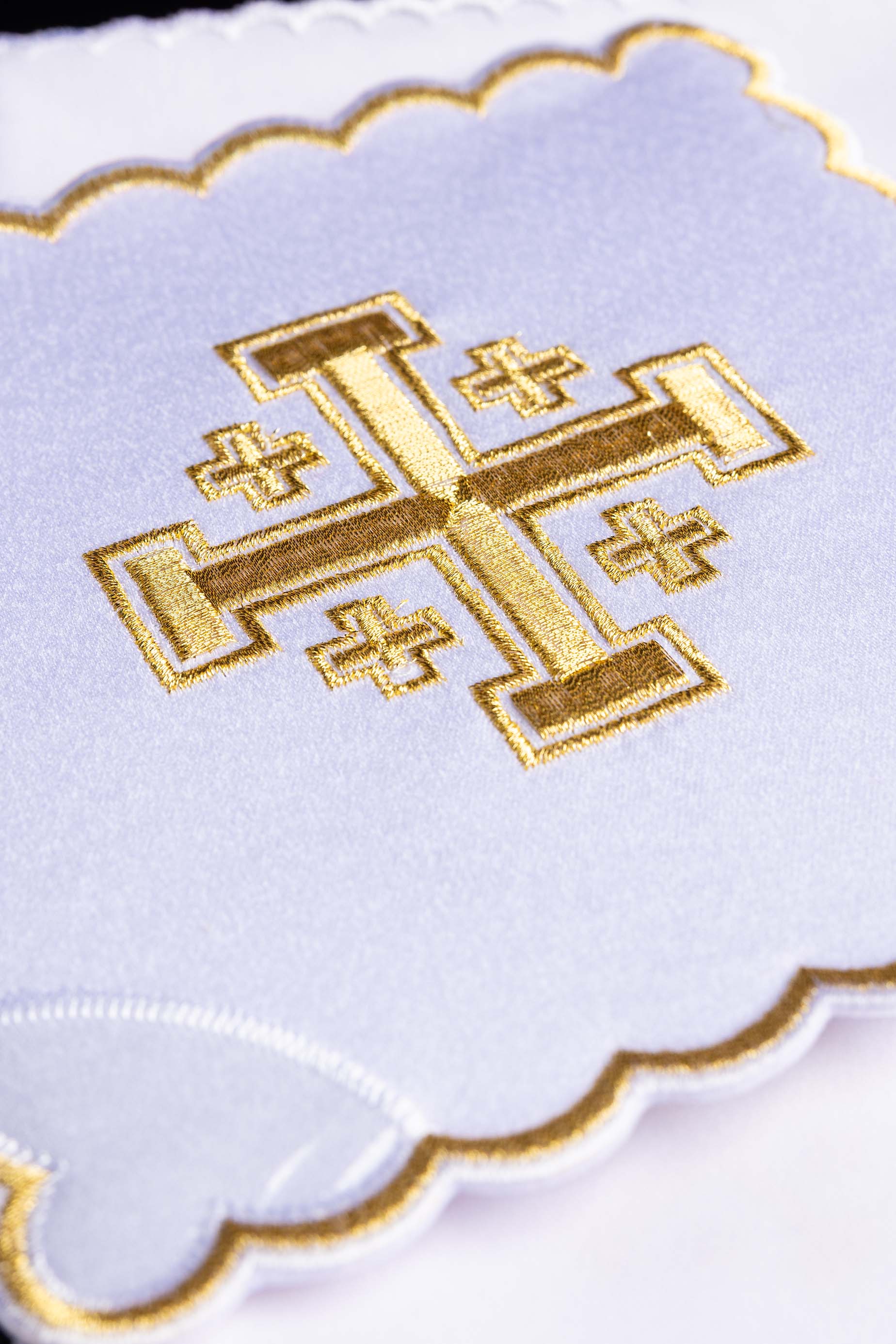 komplet kielichowy z haftem krzyża biały