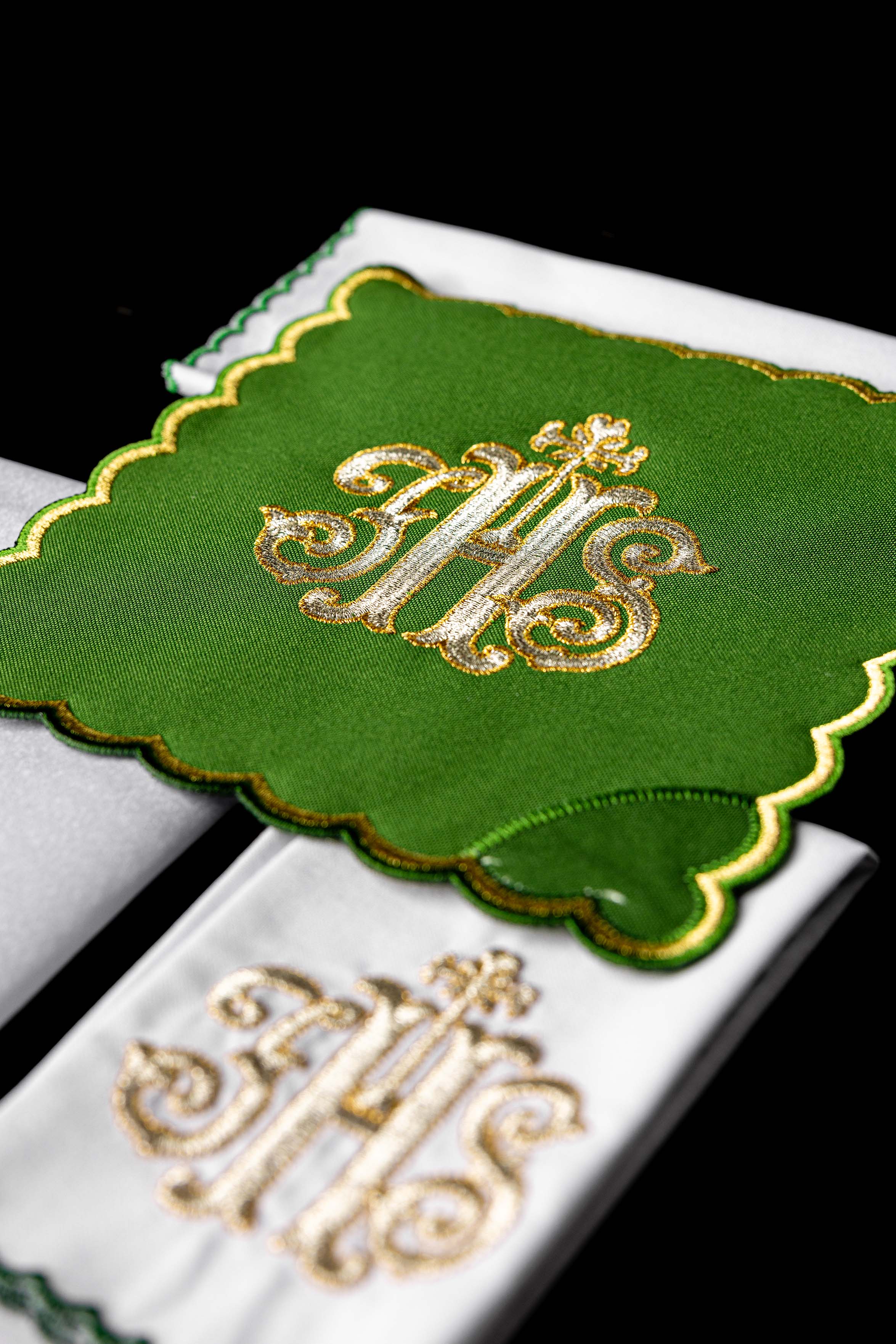 Bielizna kielichowa haftowana IHS zielona palka