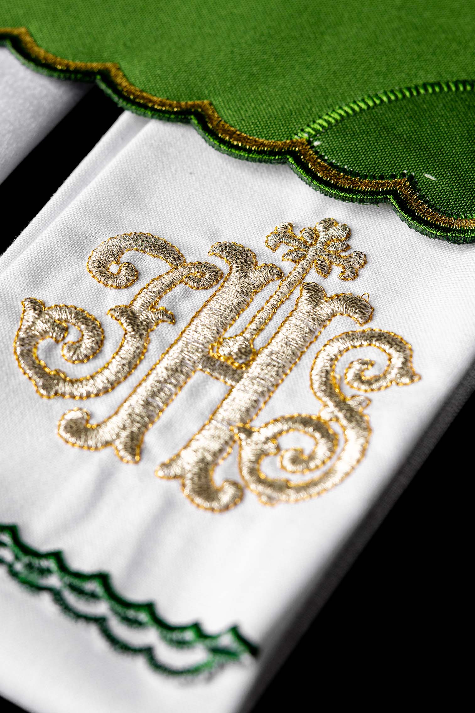 Bielizna kielichowa haftowana IHS zielona palka