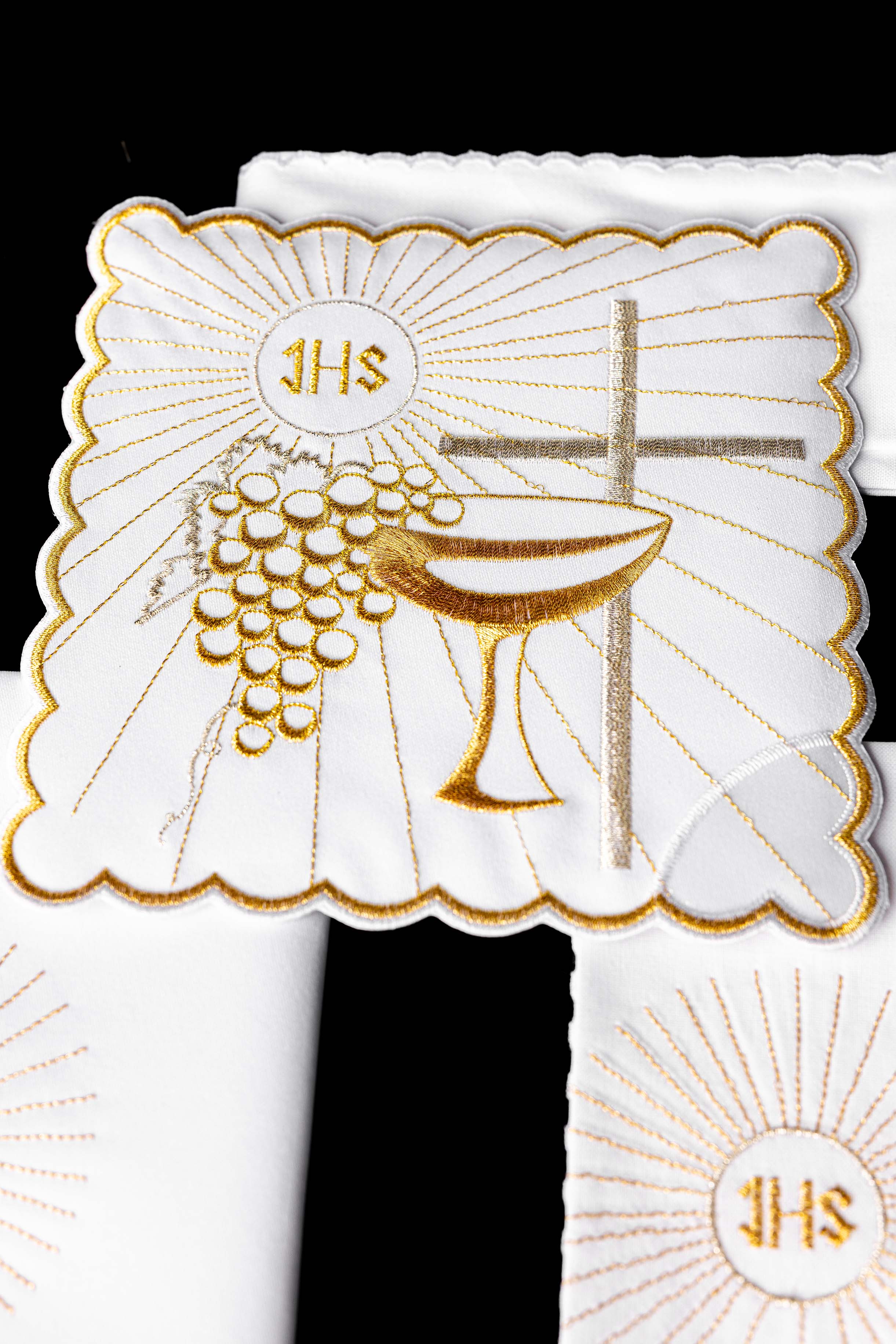 Bielizna kielichowa z złotym haftem kielicha i krzyżem