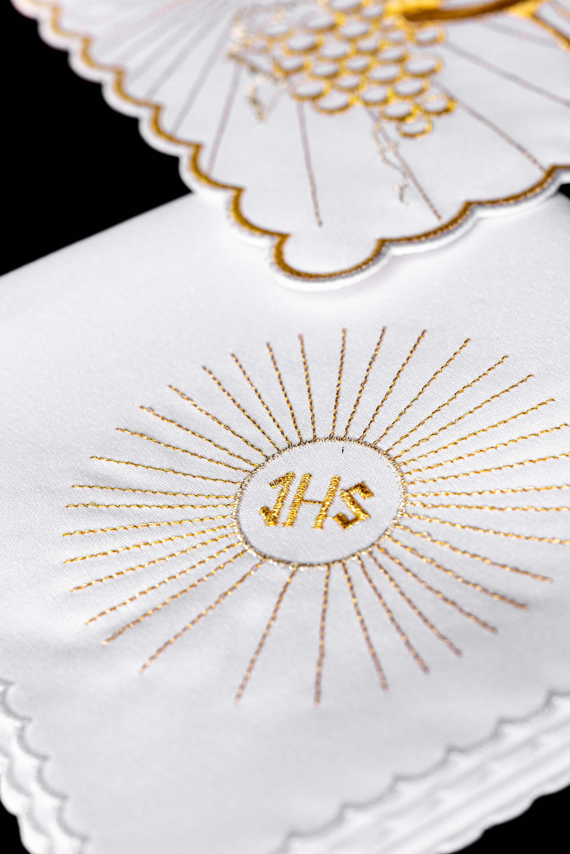 Bielizna kielichowa z złotym haftem kielicha i krzyżem