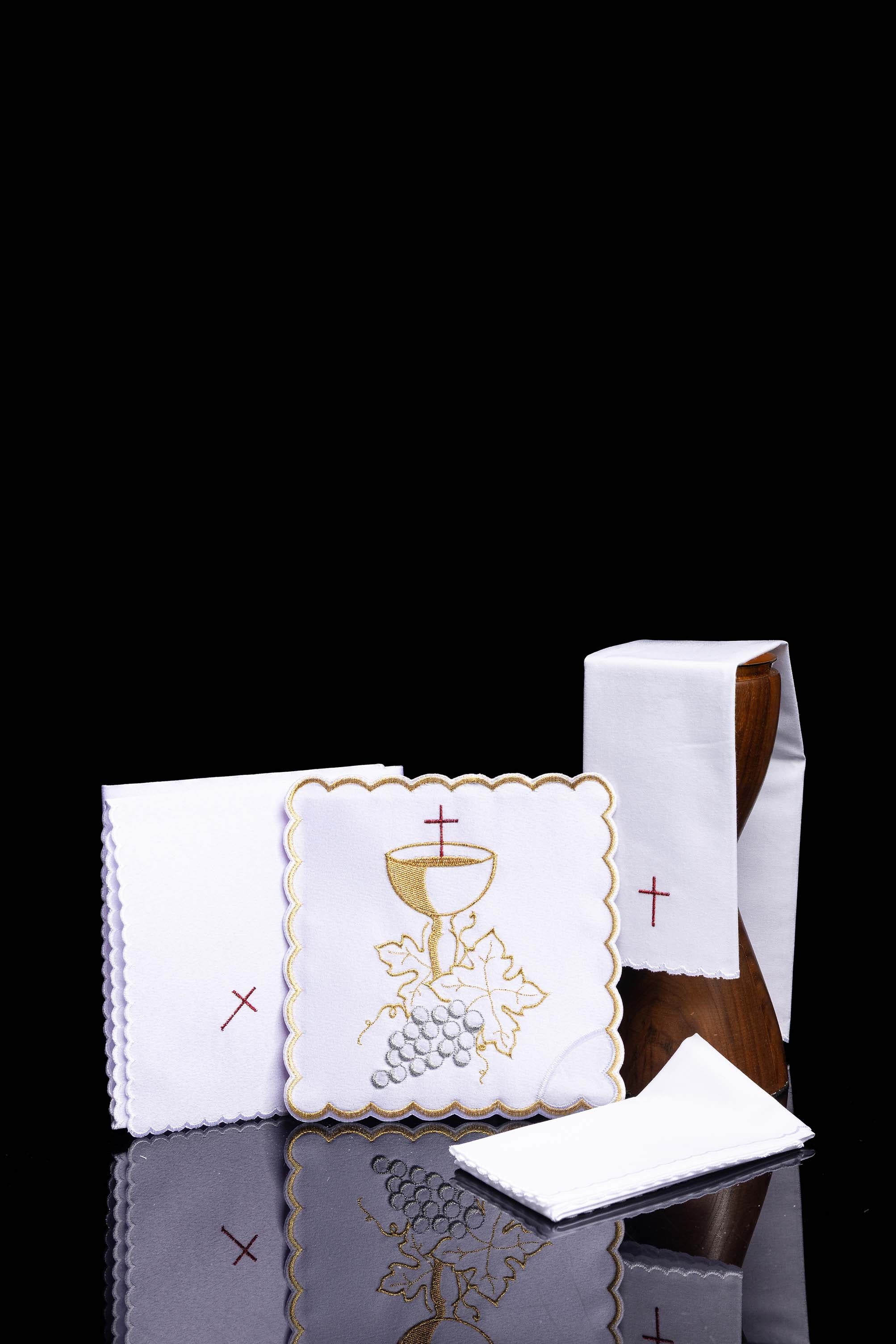 Bielizna kielichowa haftowana z symbolem kielicha i winogrona - ORNATY.PL