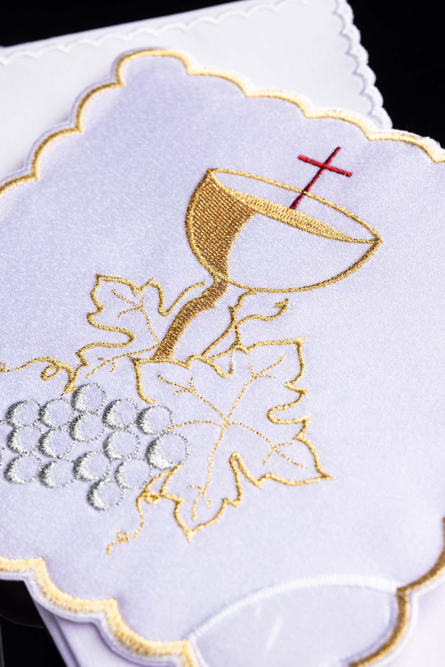 Bielizna kielichowa haftowana z symbolem kielicha i winogrona - ORNATY.PL