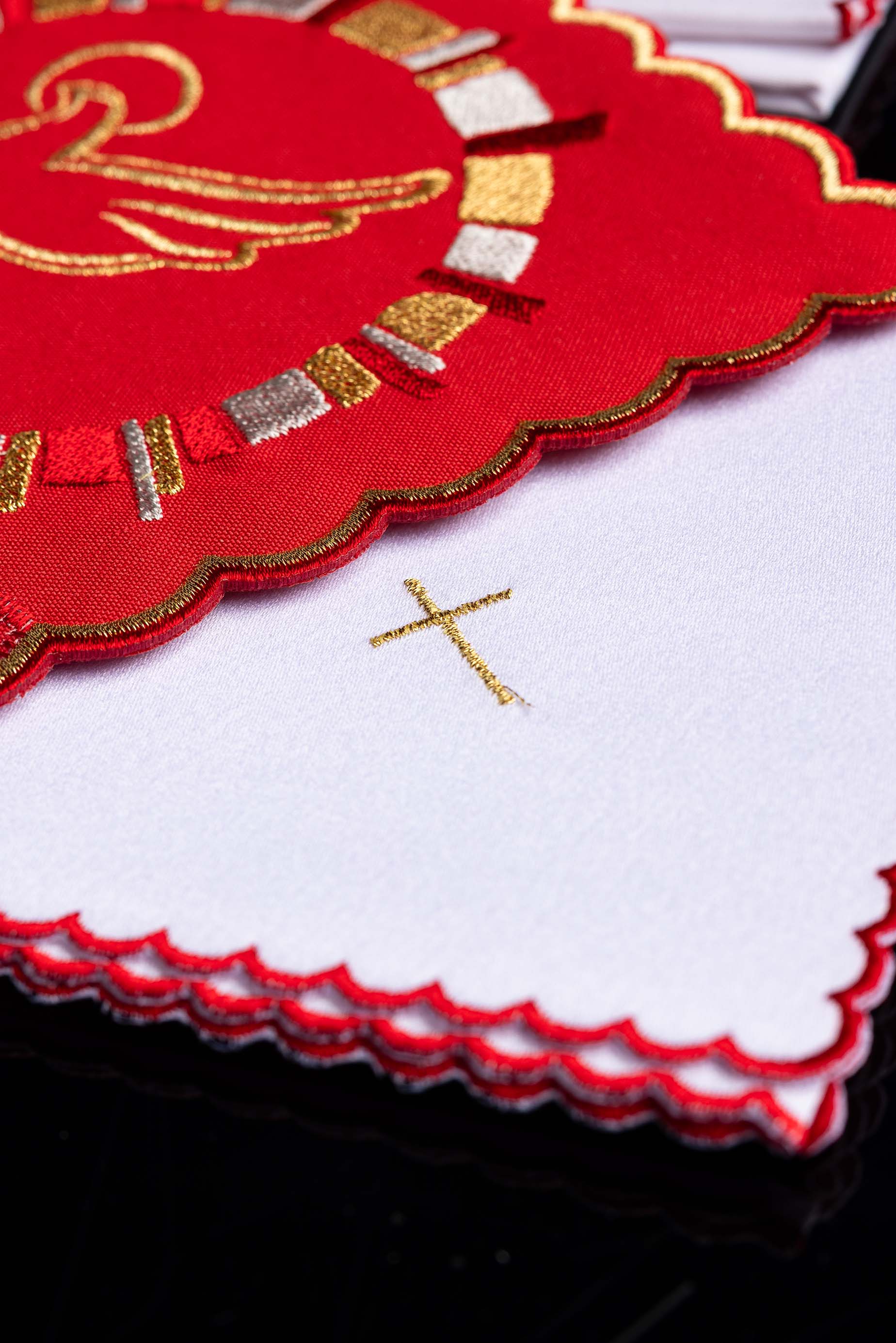Czerwona bielizna kielichowa z haftem Ducha Świętego - ORNATY.PL