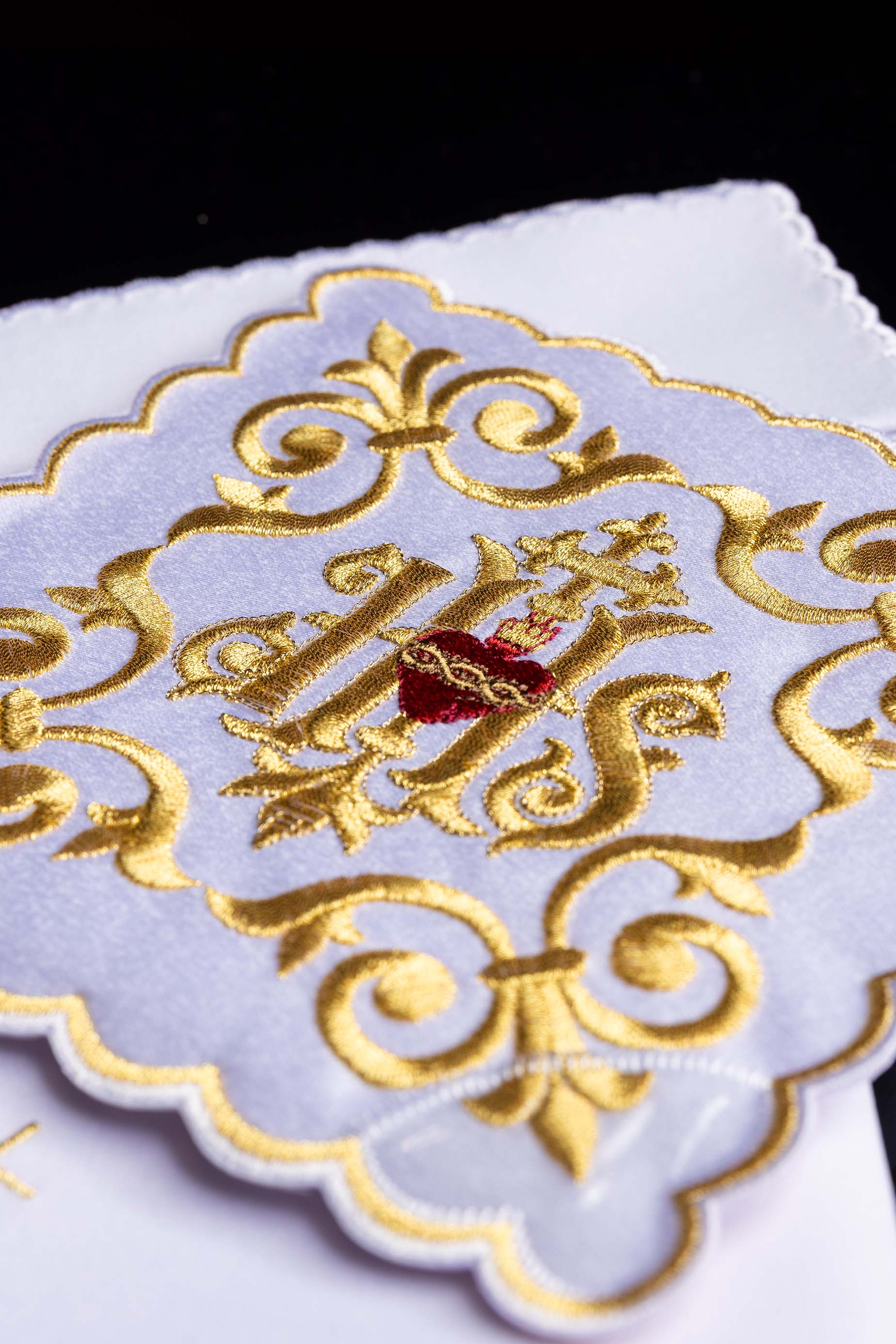 Bogato zdobiona bielizna kielichowa z haftem IHS - ORNATY.PL