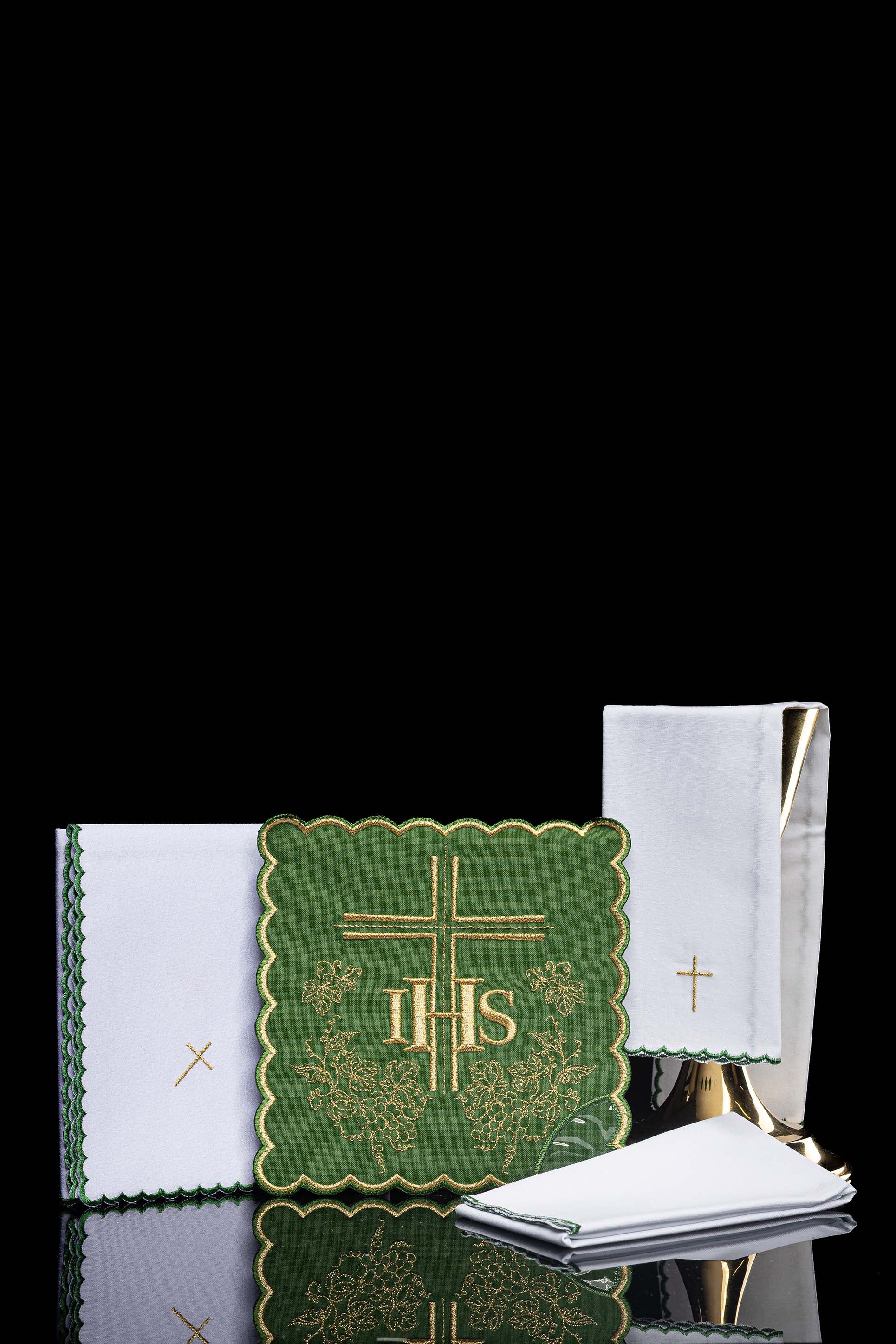 Bielizna kielichowa haftowana Zielona IHS