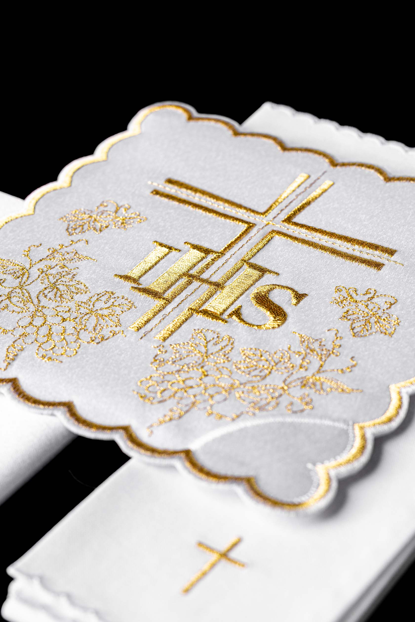 Bielizna kielichowa z delikatnym złotym haftem