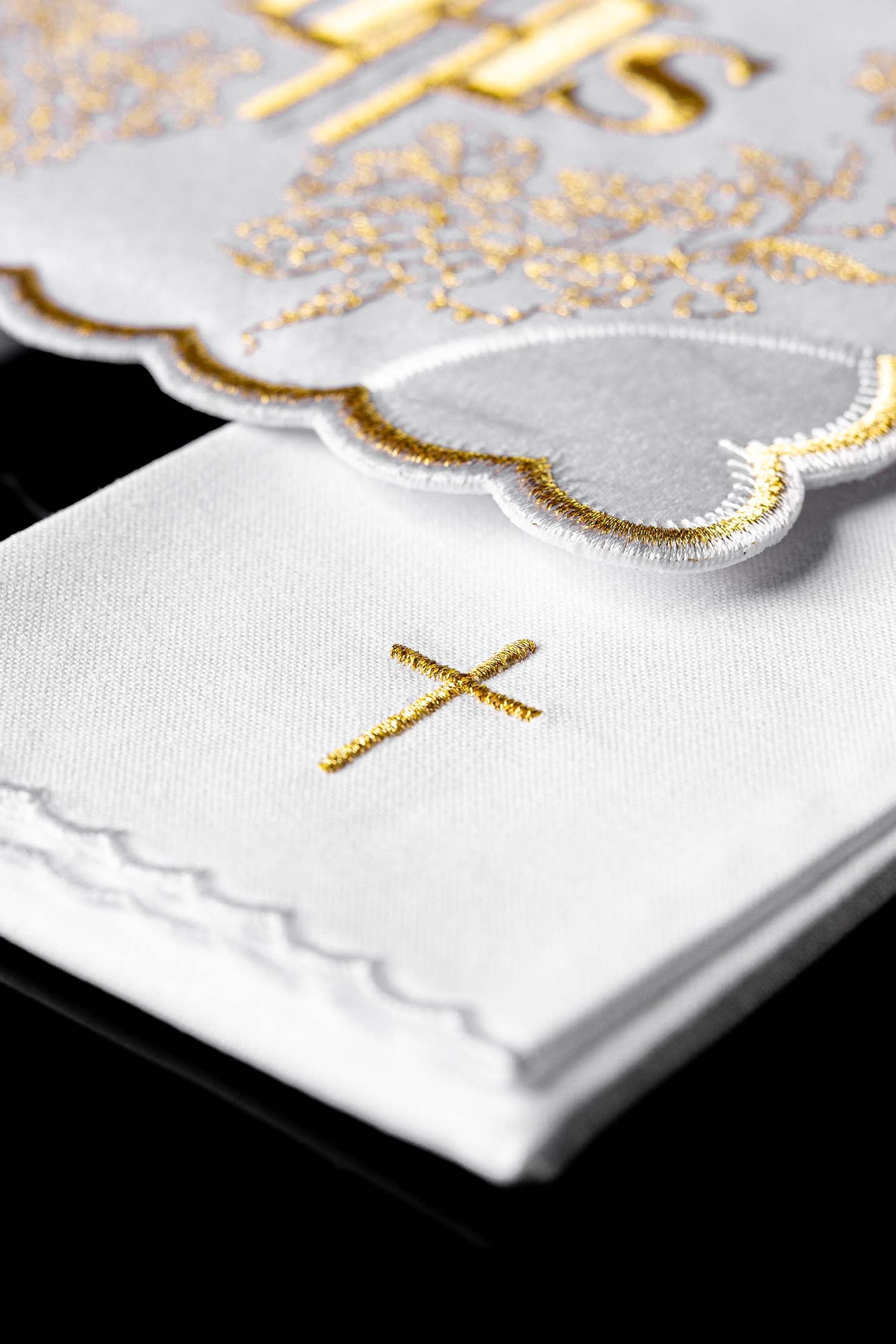 Bielizna kielichowa z delikatnym złotym haftem