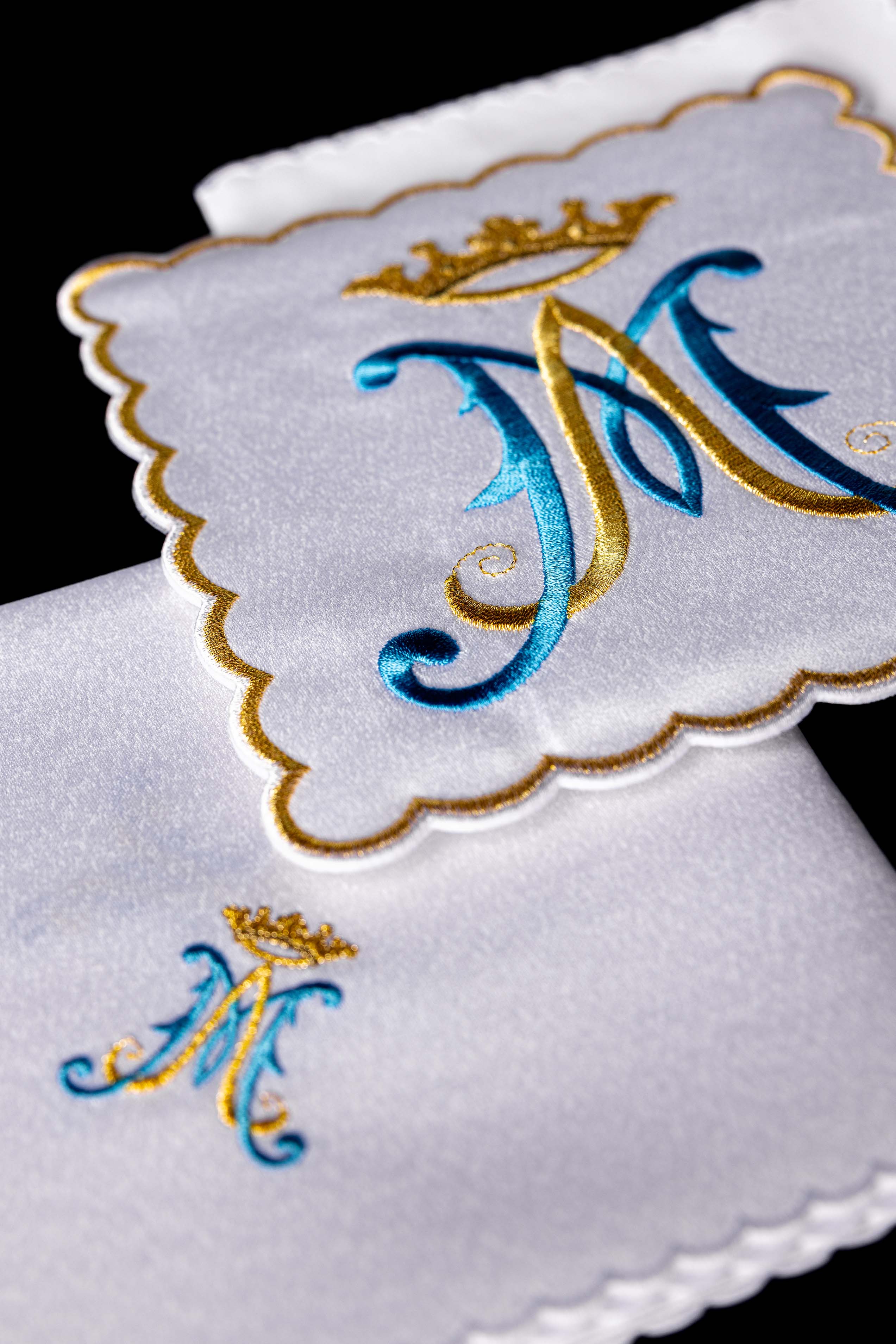 Bielizna kielichowa z haftowanym symbolem Maryjnym