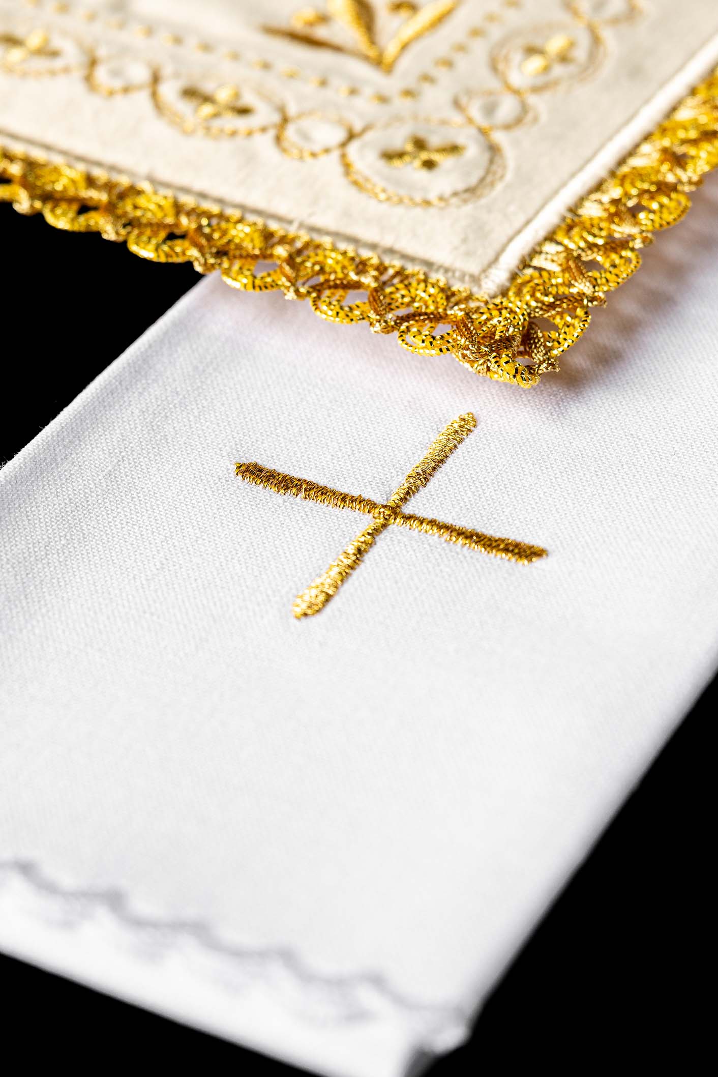 Bielizna kielichowa aksamitna Ecru z motywem krzyża